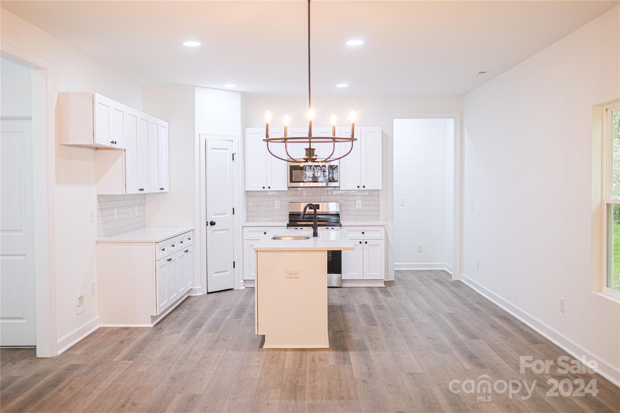 542 Castlewood Circle