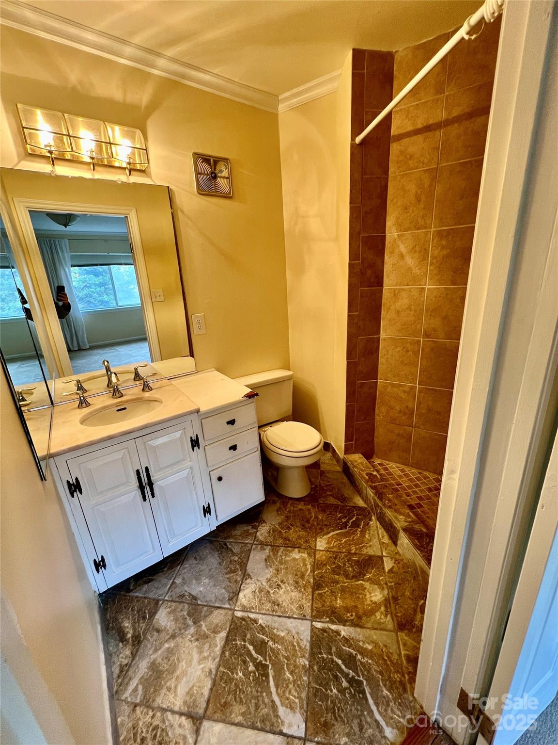 1323 Queens Road Unit: 212