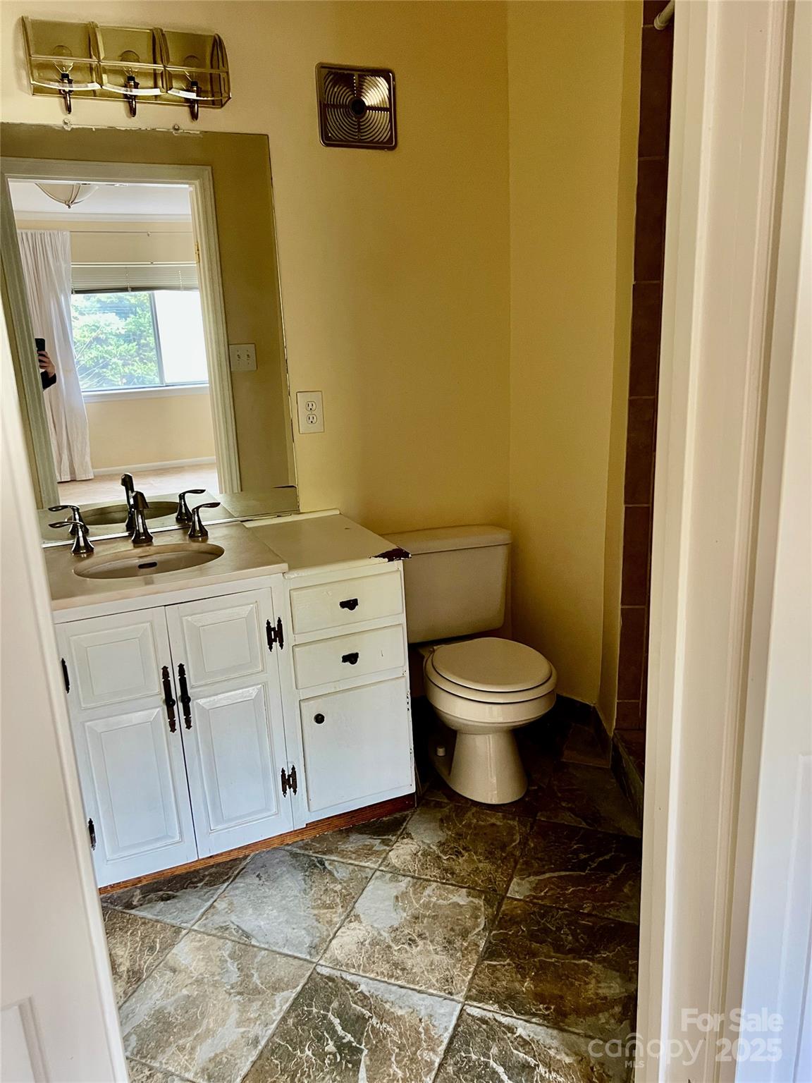 1323 Queens Road Unit: 212