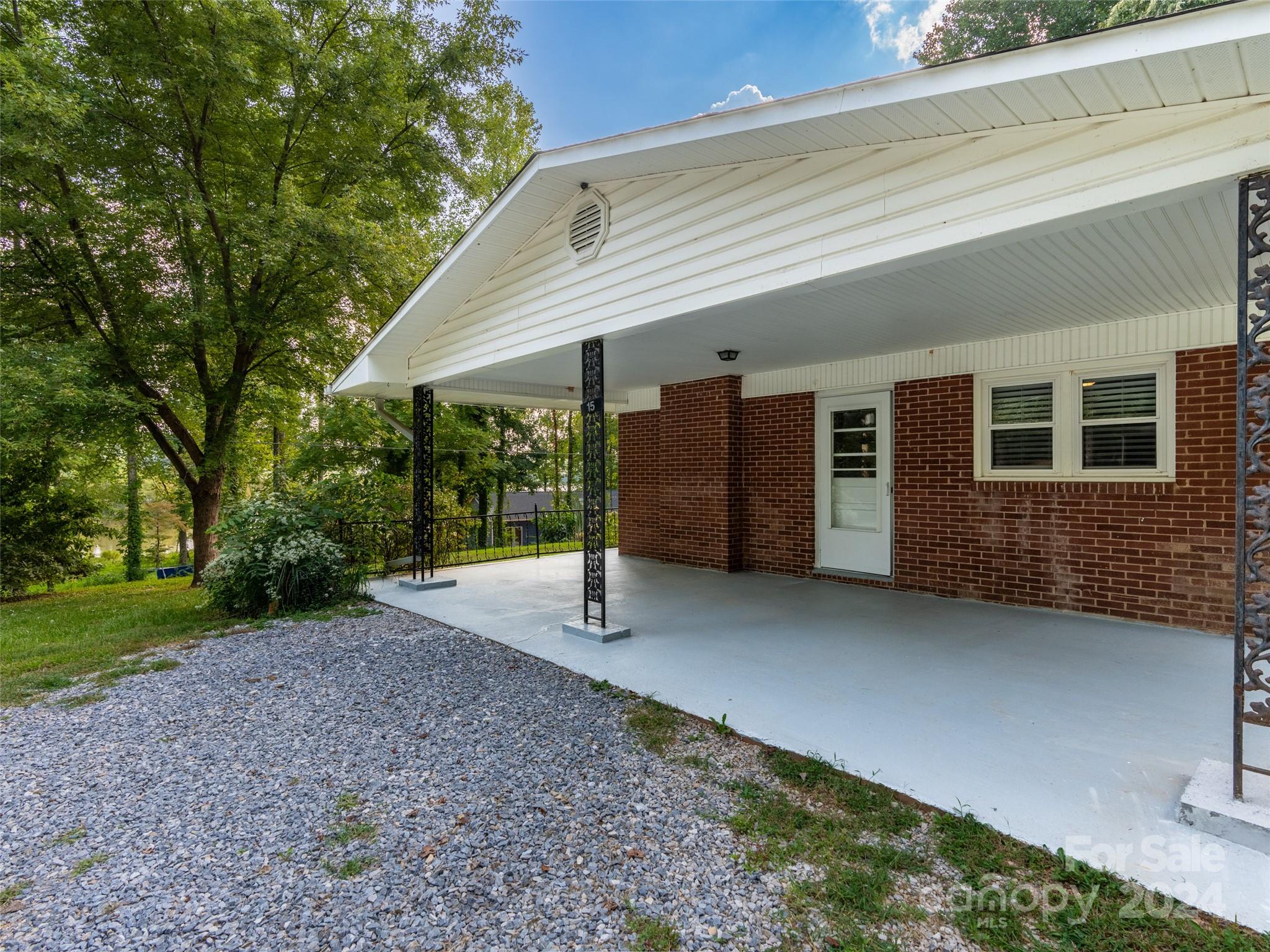 15 Lakeview Drive N