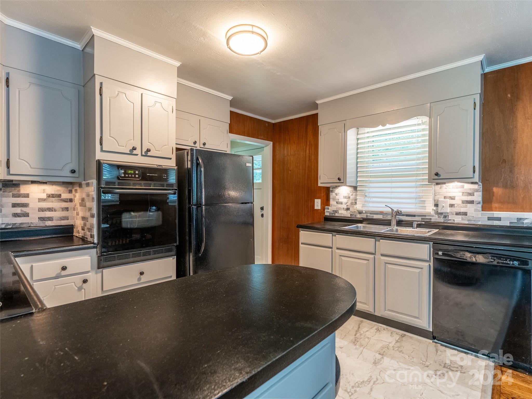 15 Lakeview Drive N