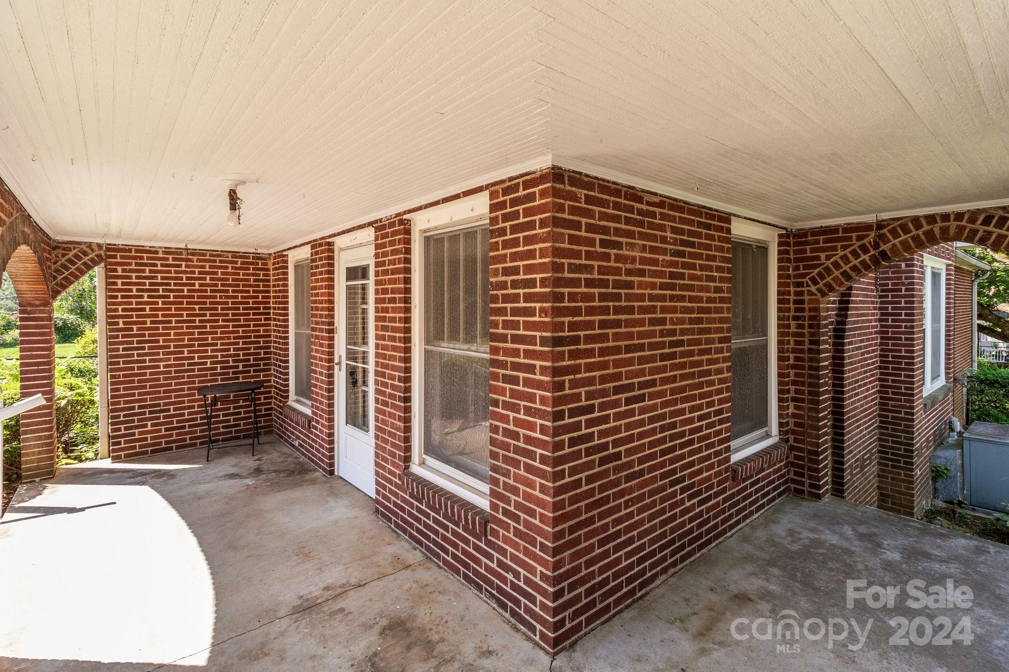 600 Chapel Street S
