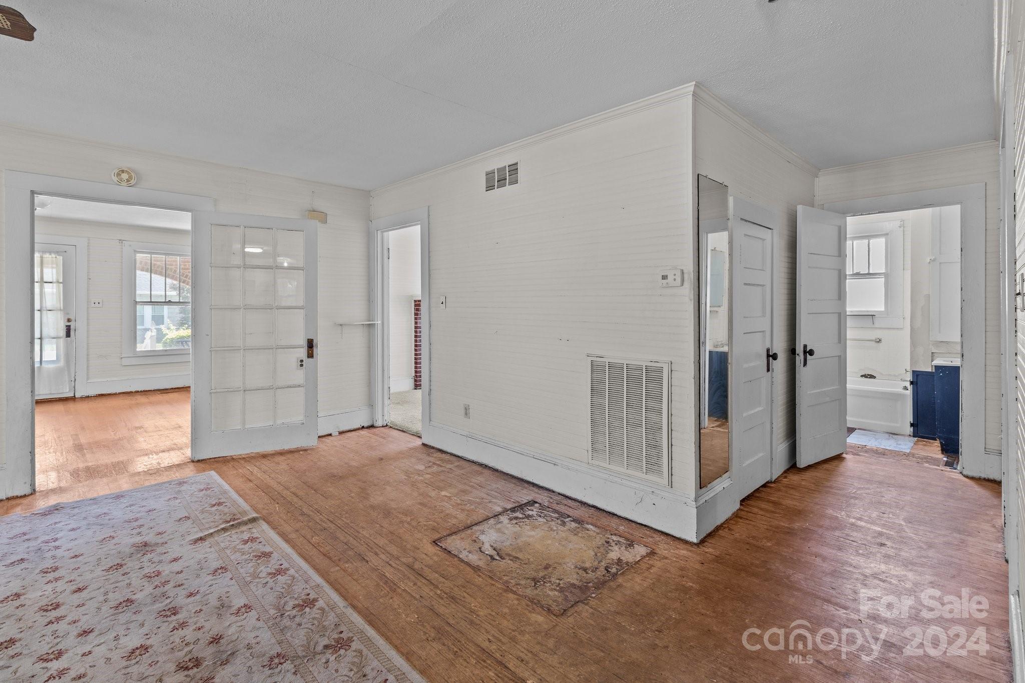 600 Chapel Street S