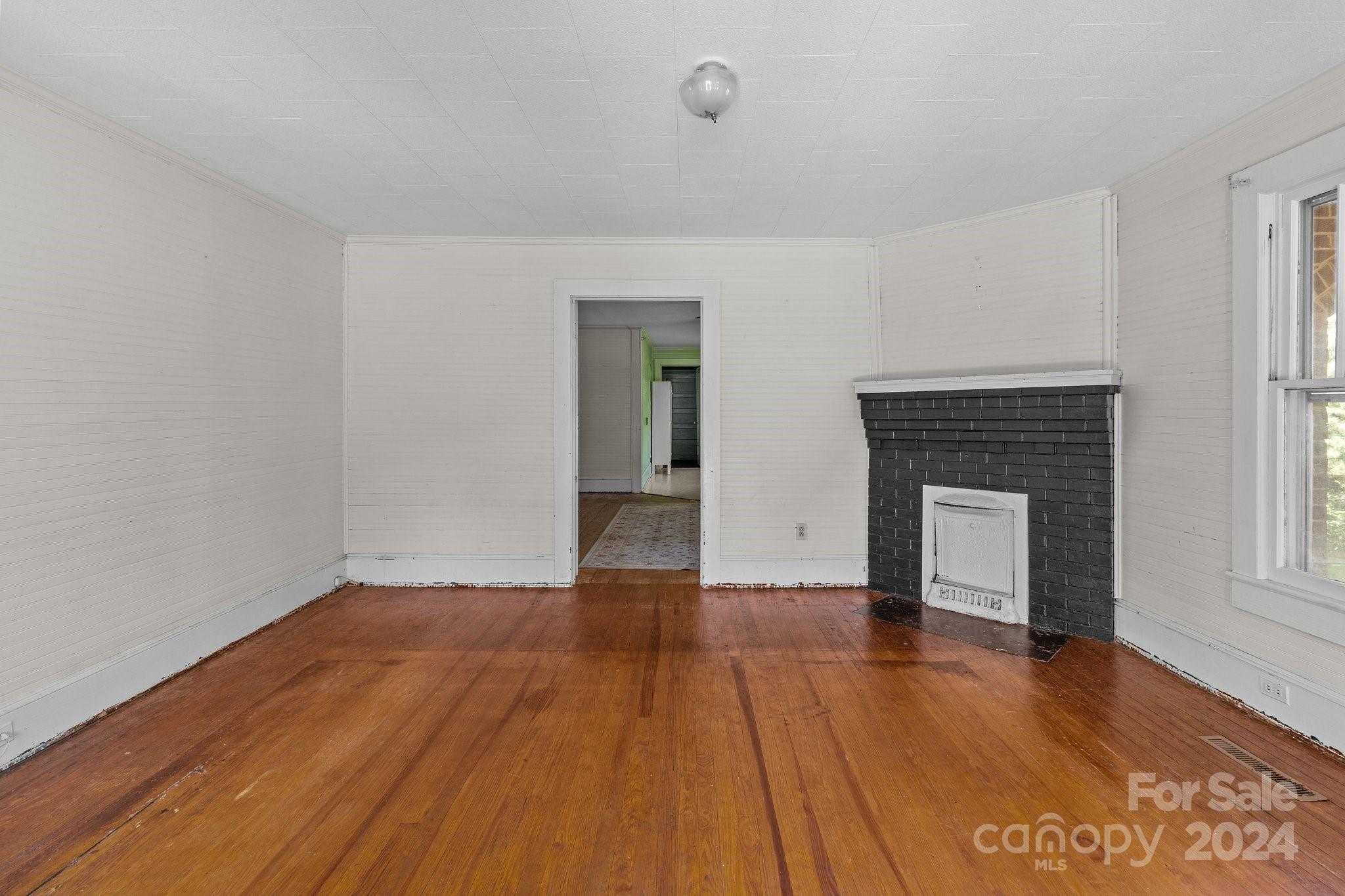 600 Chapel Street S