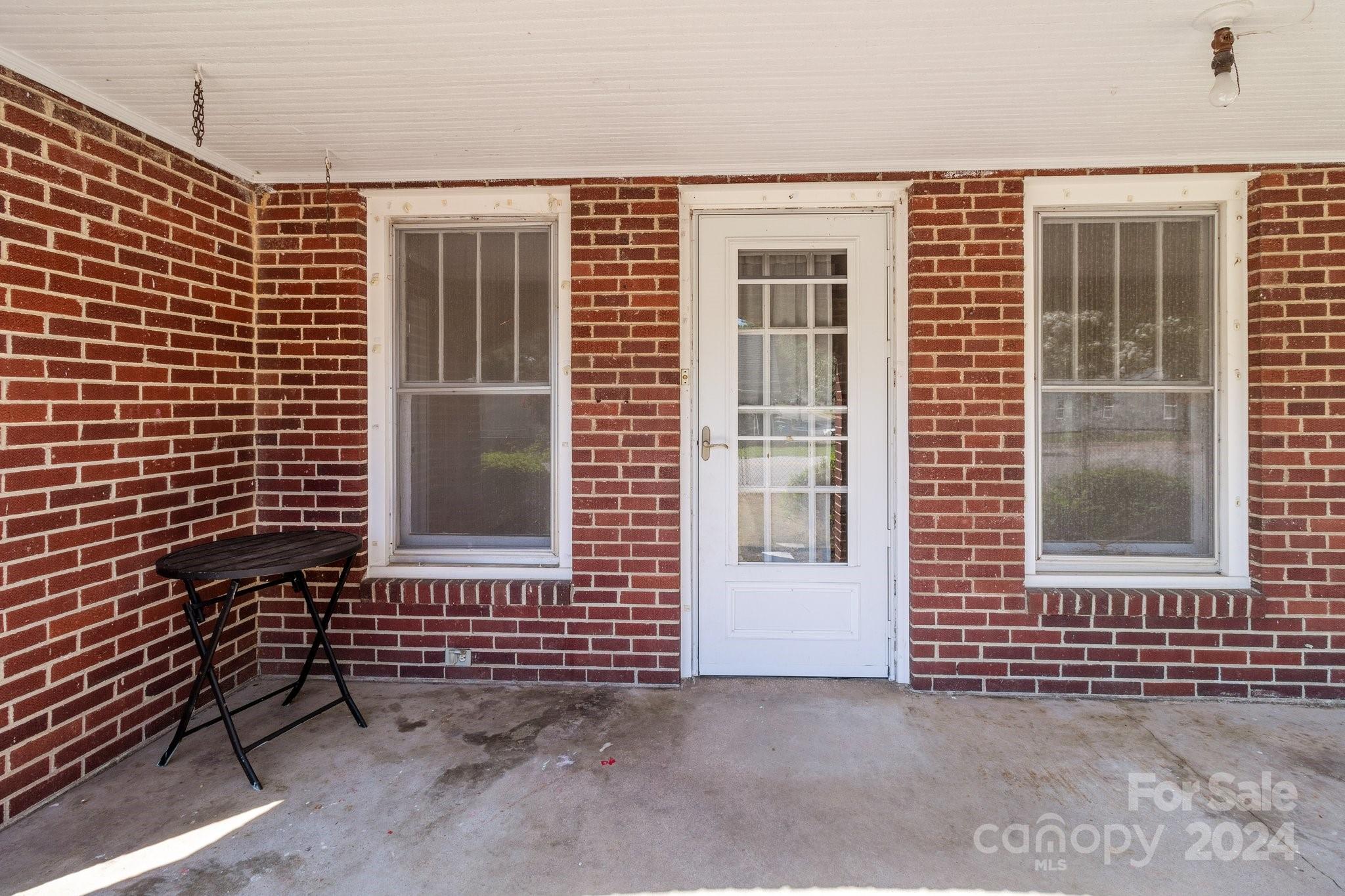 600 Chapel Street S