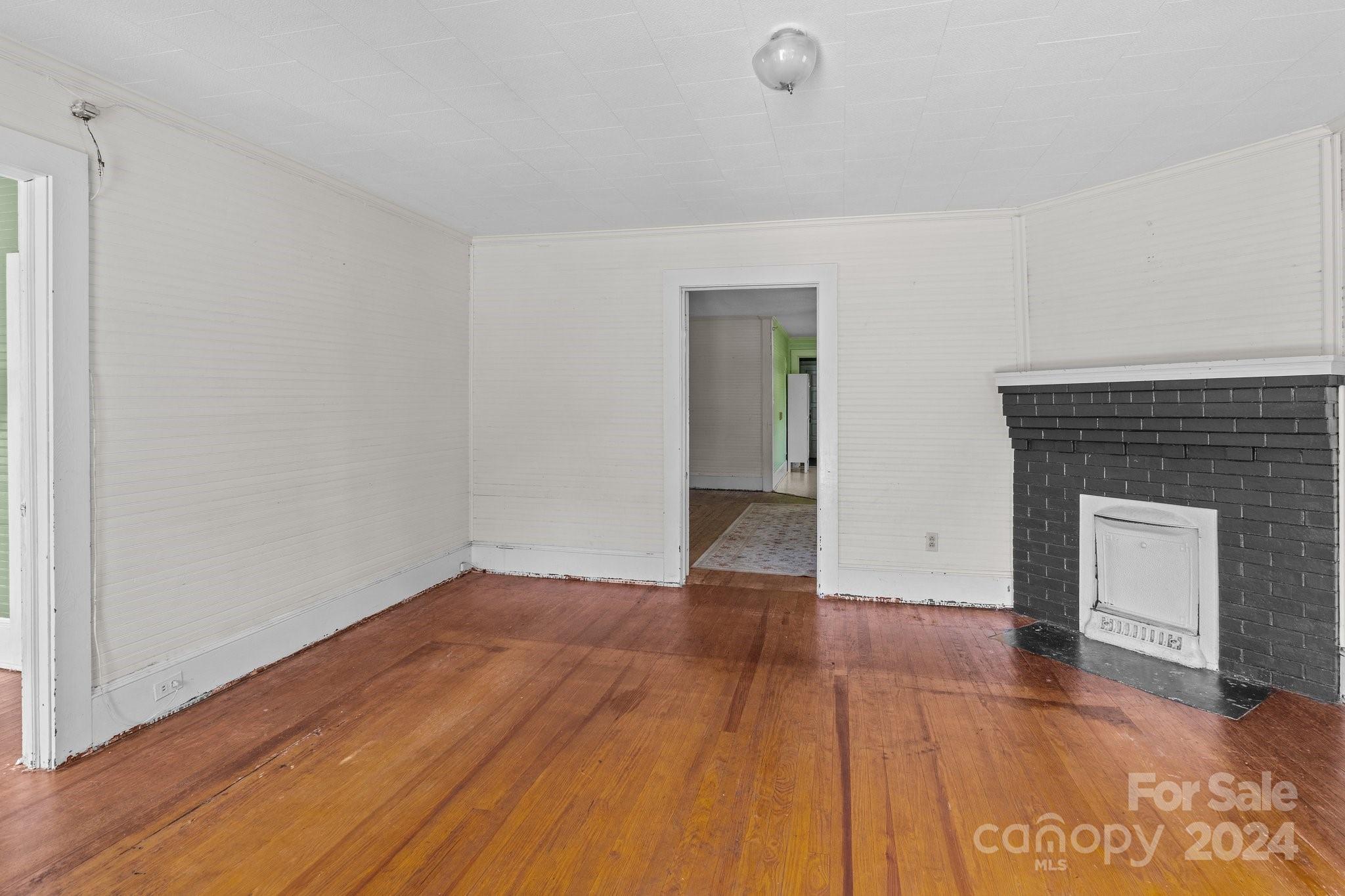 600 Chapel Street S