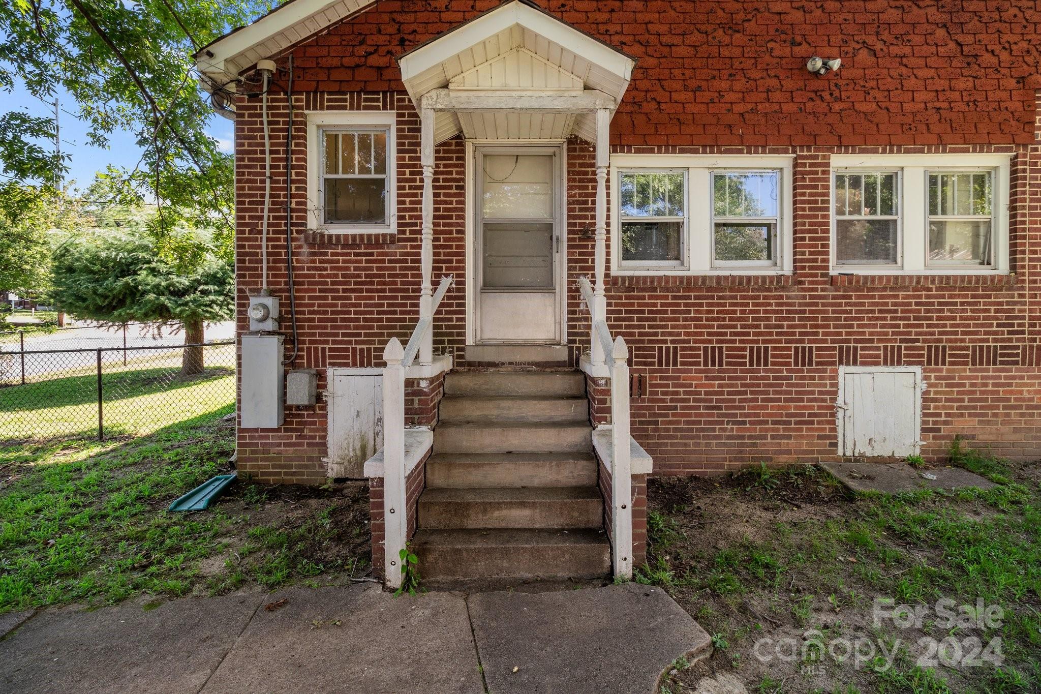600 Chapel Street S