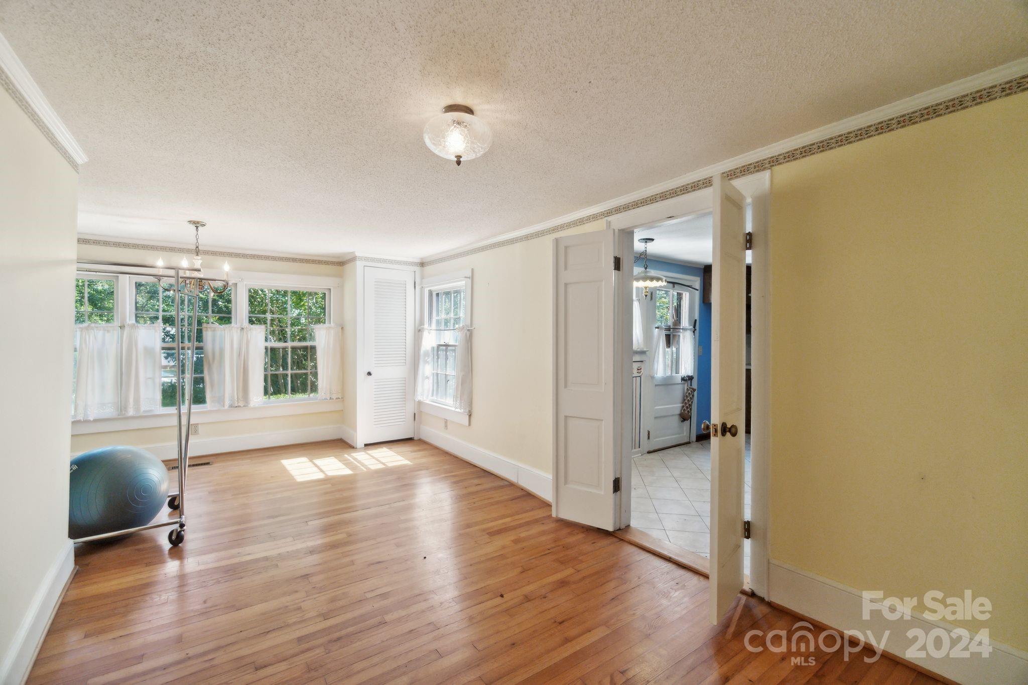 407 W Charlotte Avenue