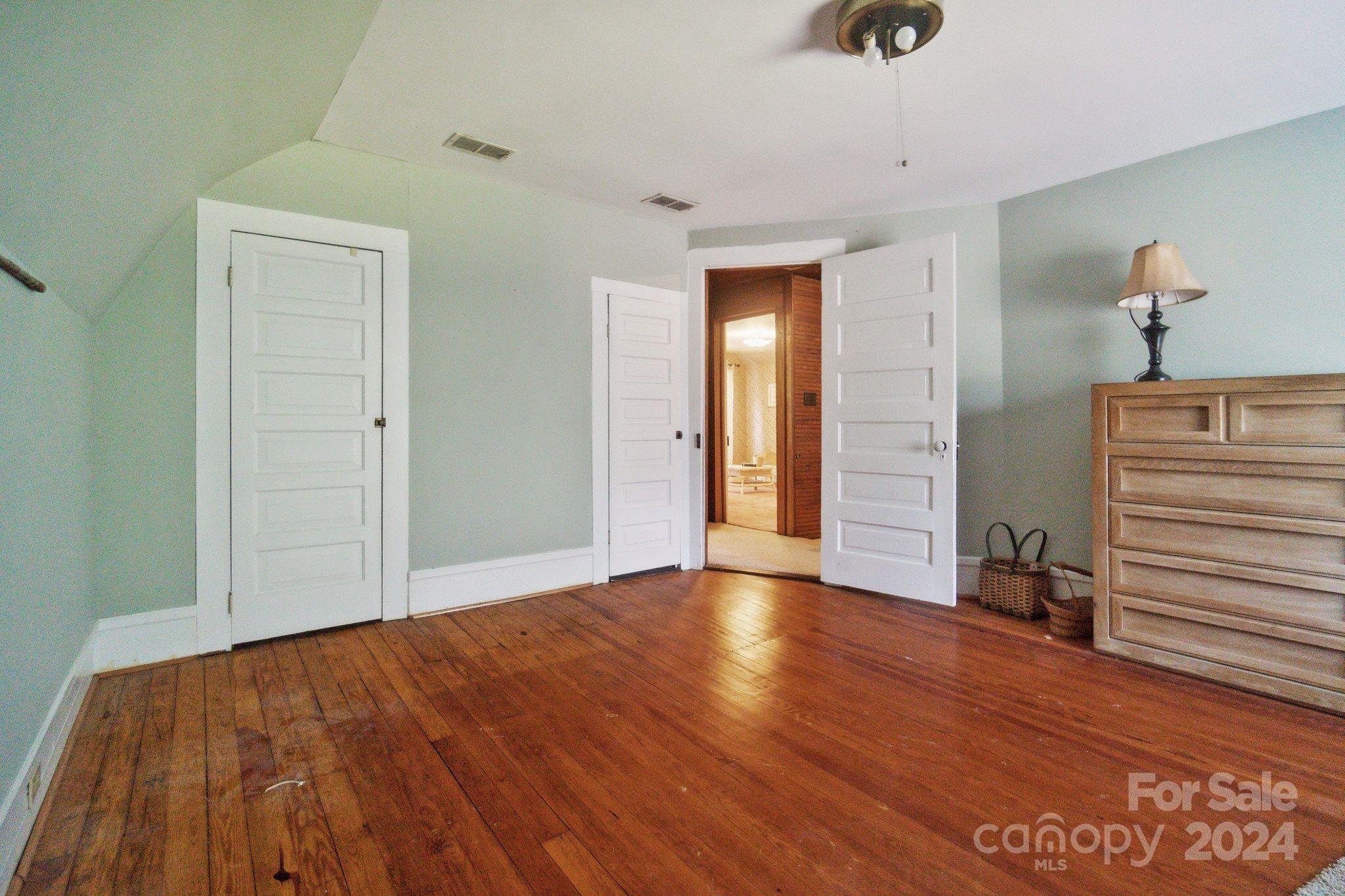 407 W Charlotte Avenue