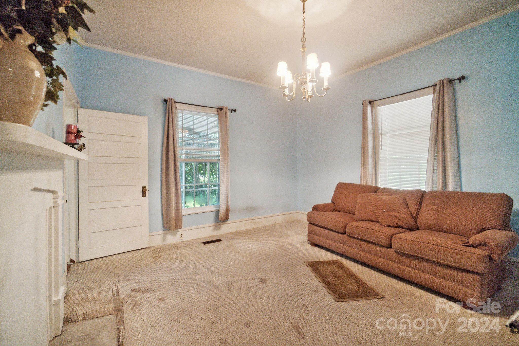 407 W Charlotte Avenue