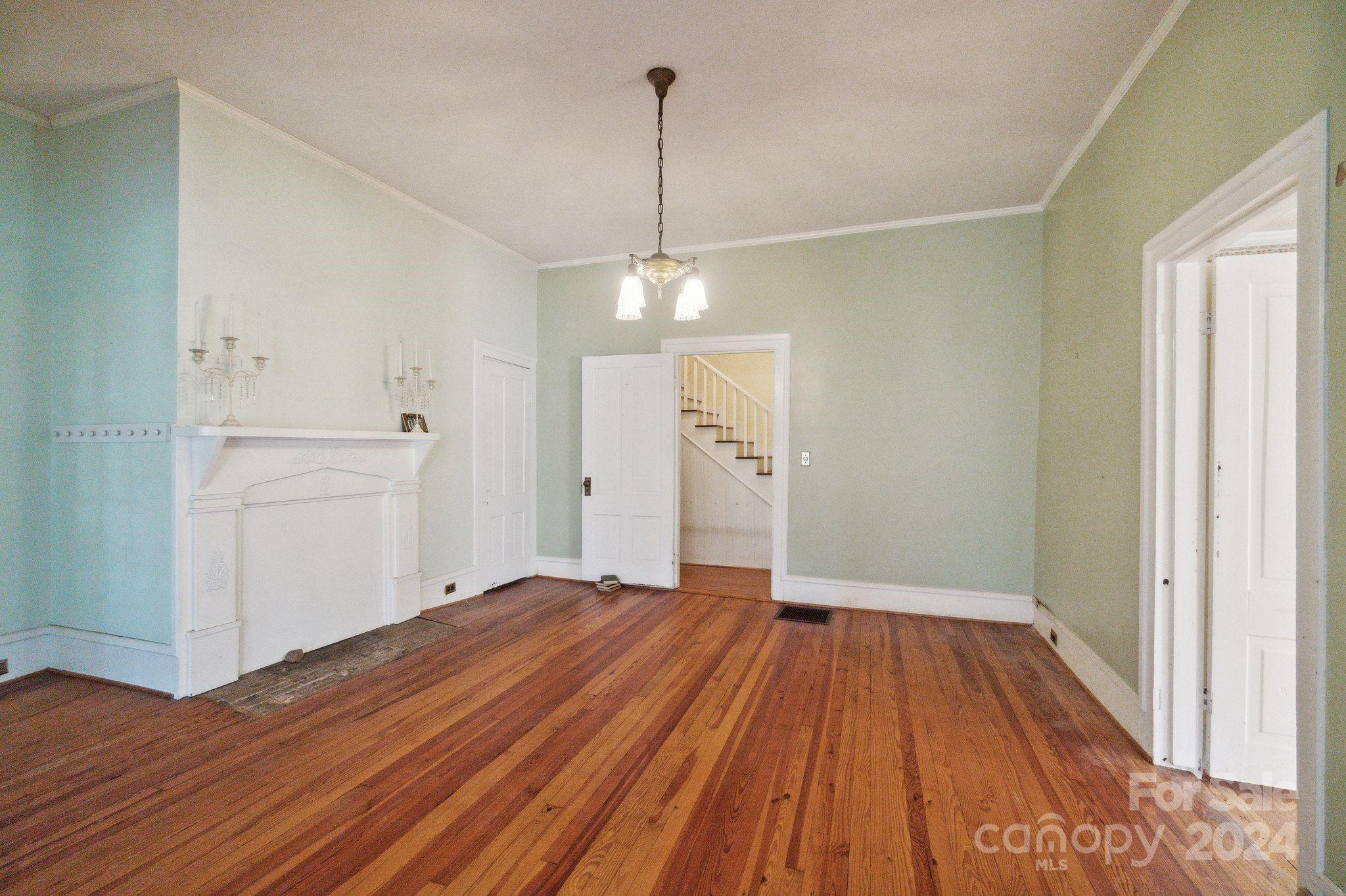 407 W Charlotte Avenue