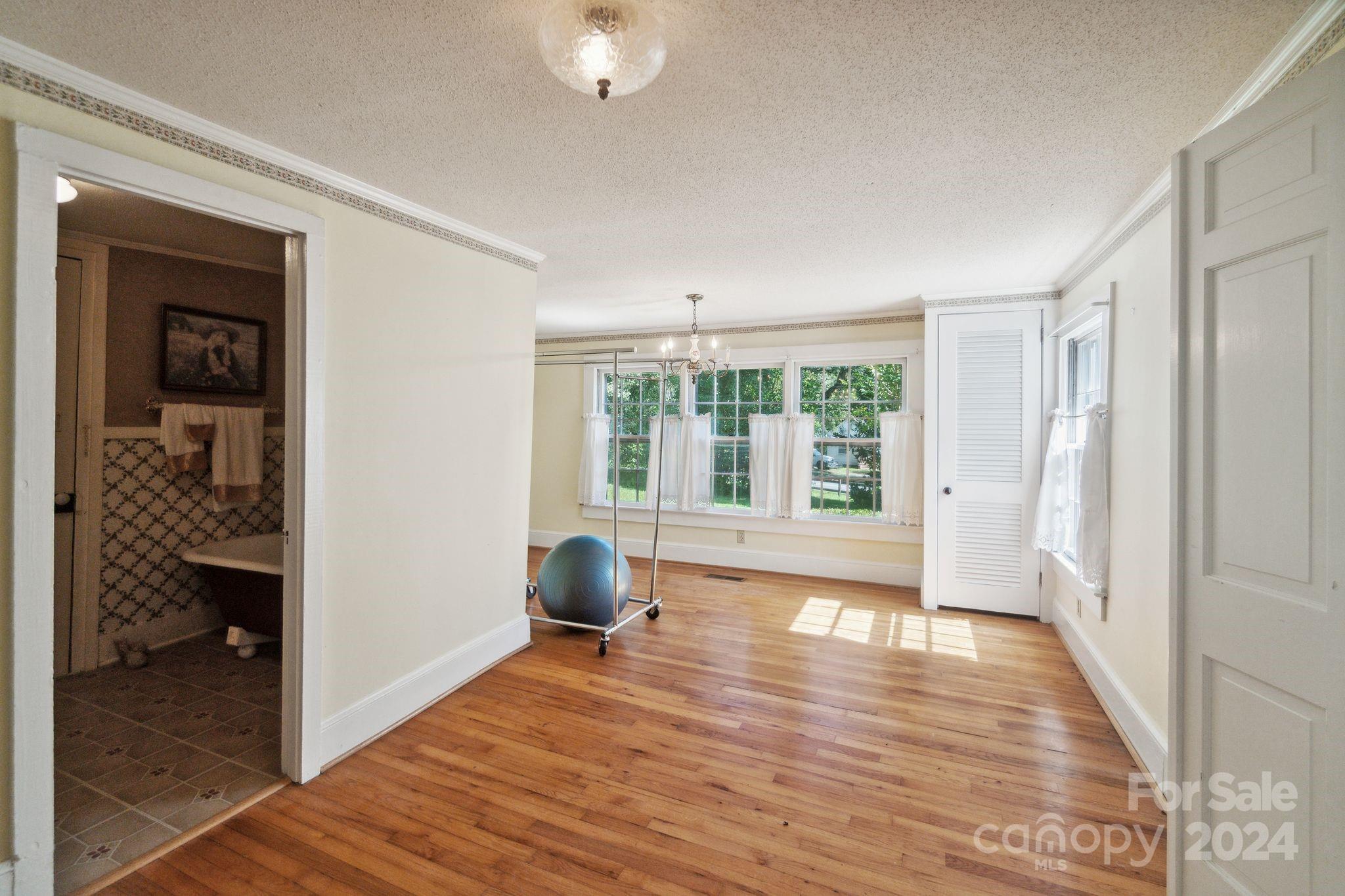 407 W Charlotte Avenue