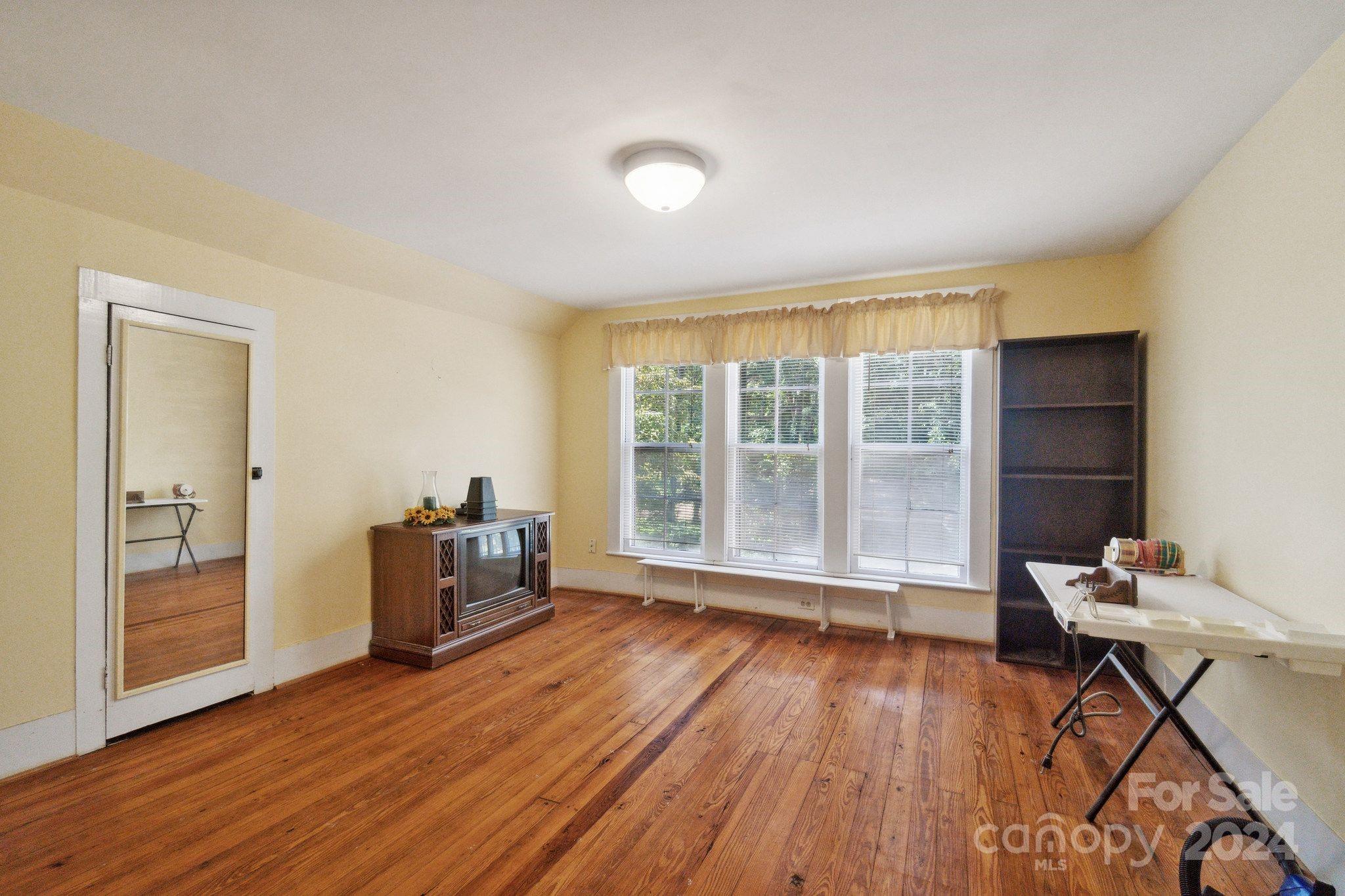 407 W Charlotte Avenue