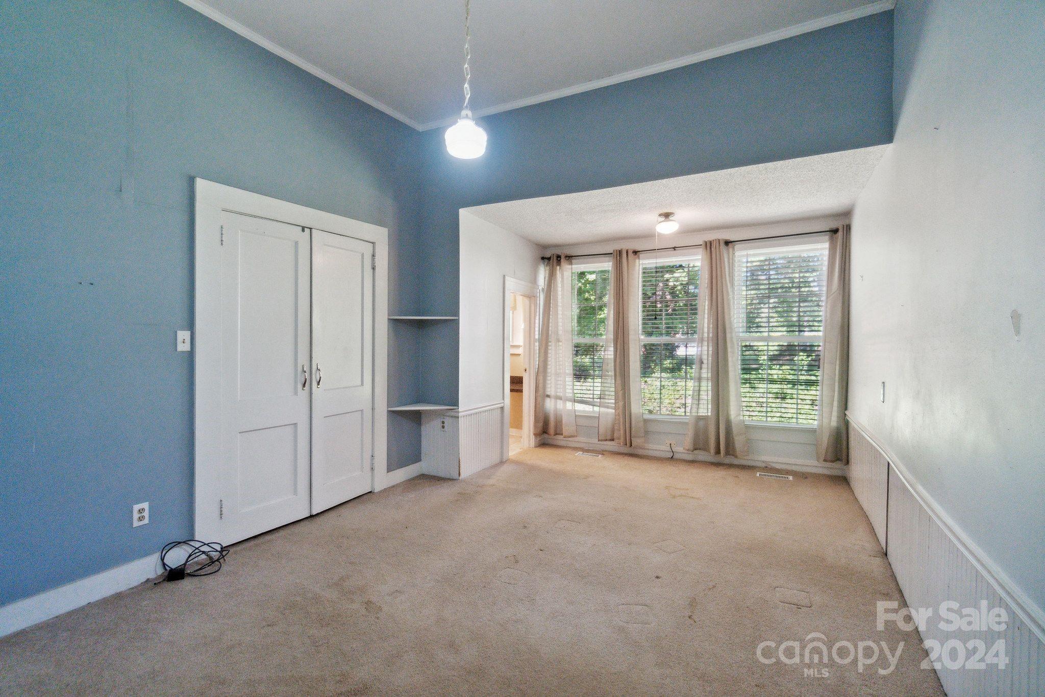 407 W Charlotte Avenue