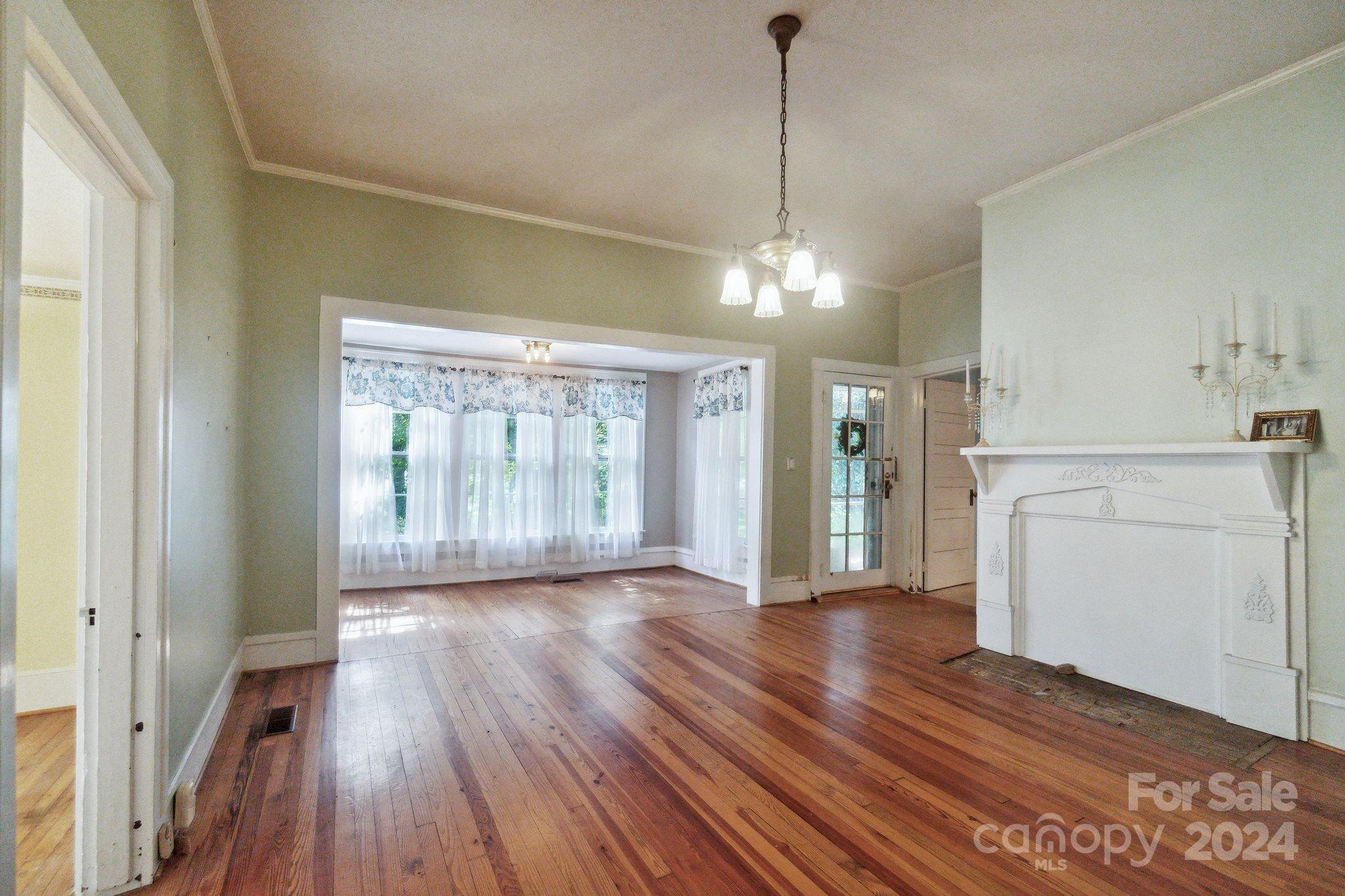 407 W Charlotte Avenue