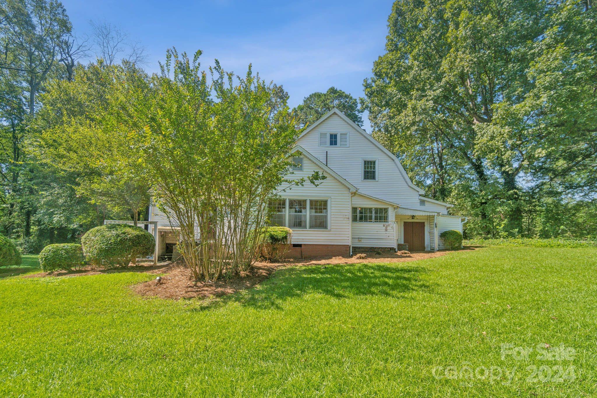 407 W Charlotte Avenue