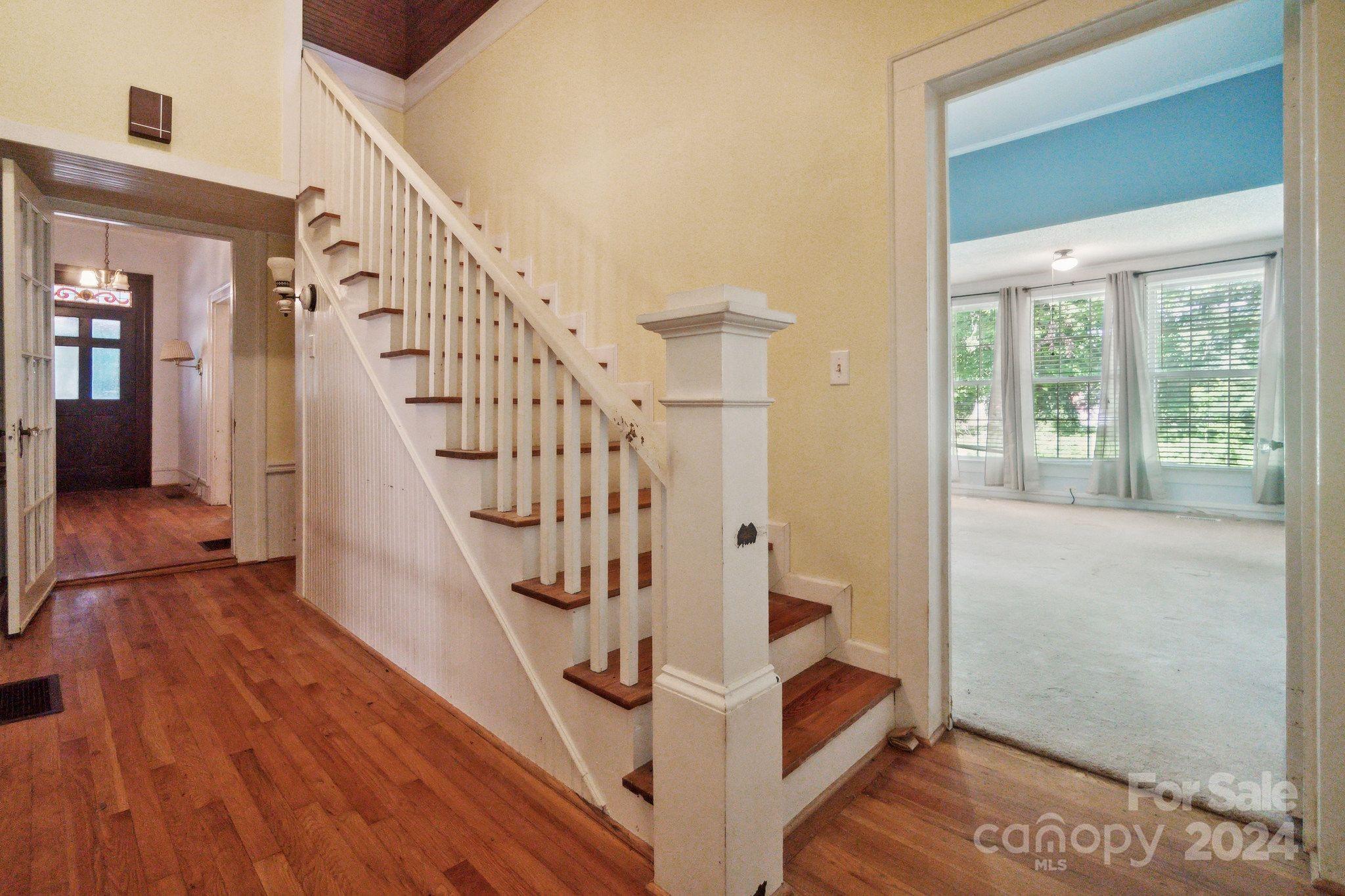 407 W Charlotte Avenue