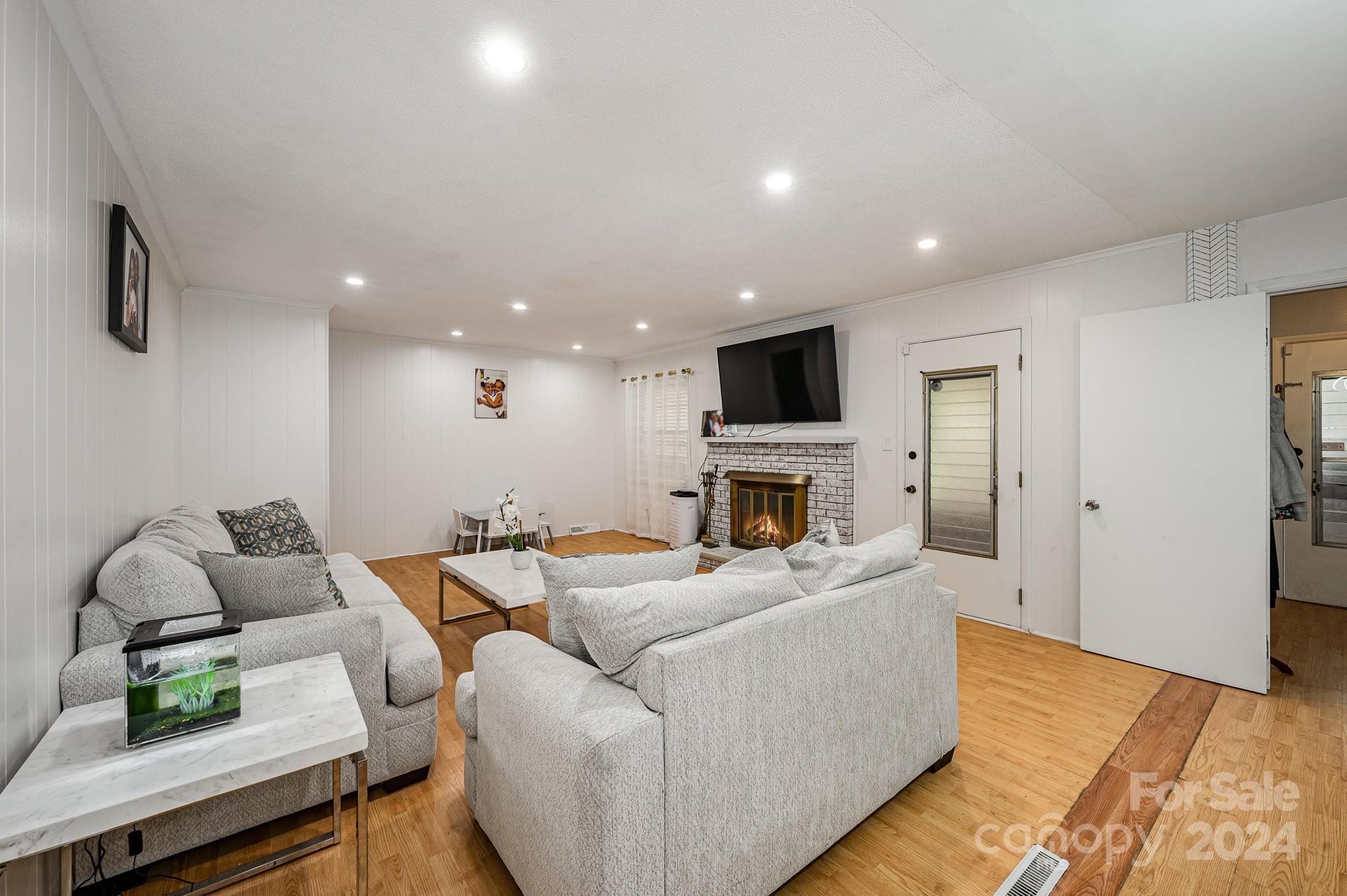 6121 Lake Forest Road E