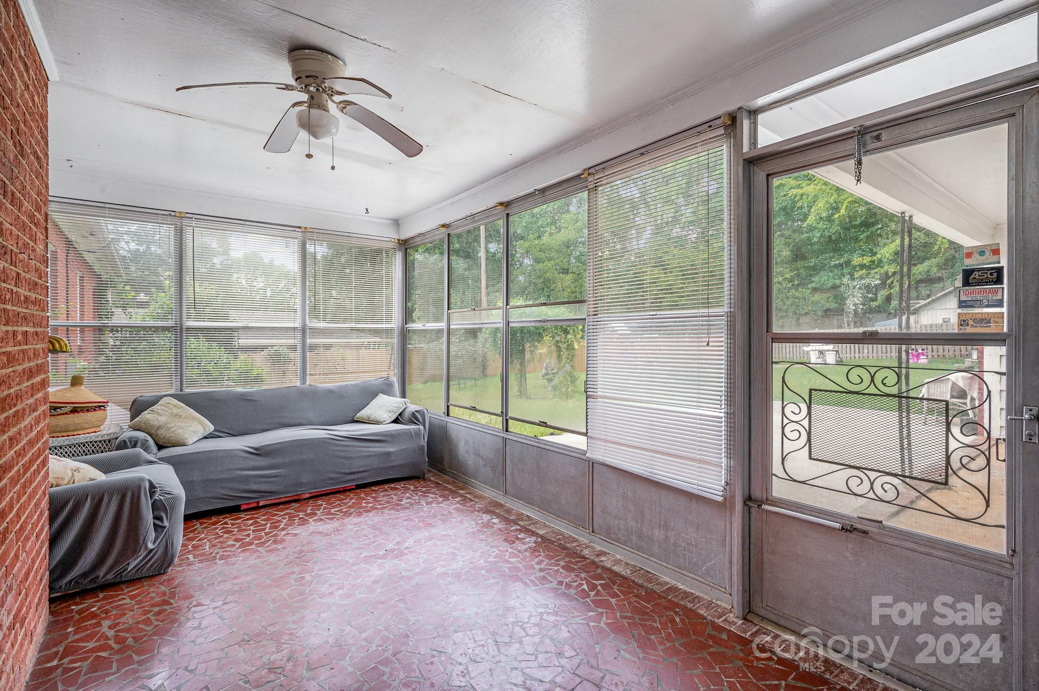 6121 Lake Forest Road E