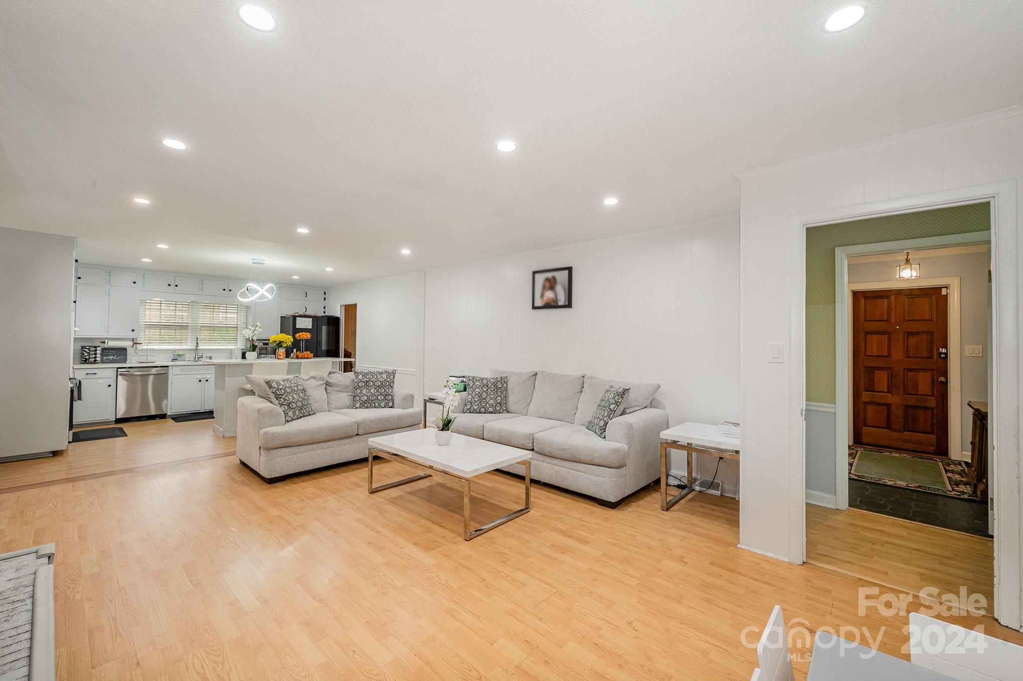 6121 Lake Forest Road E