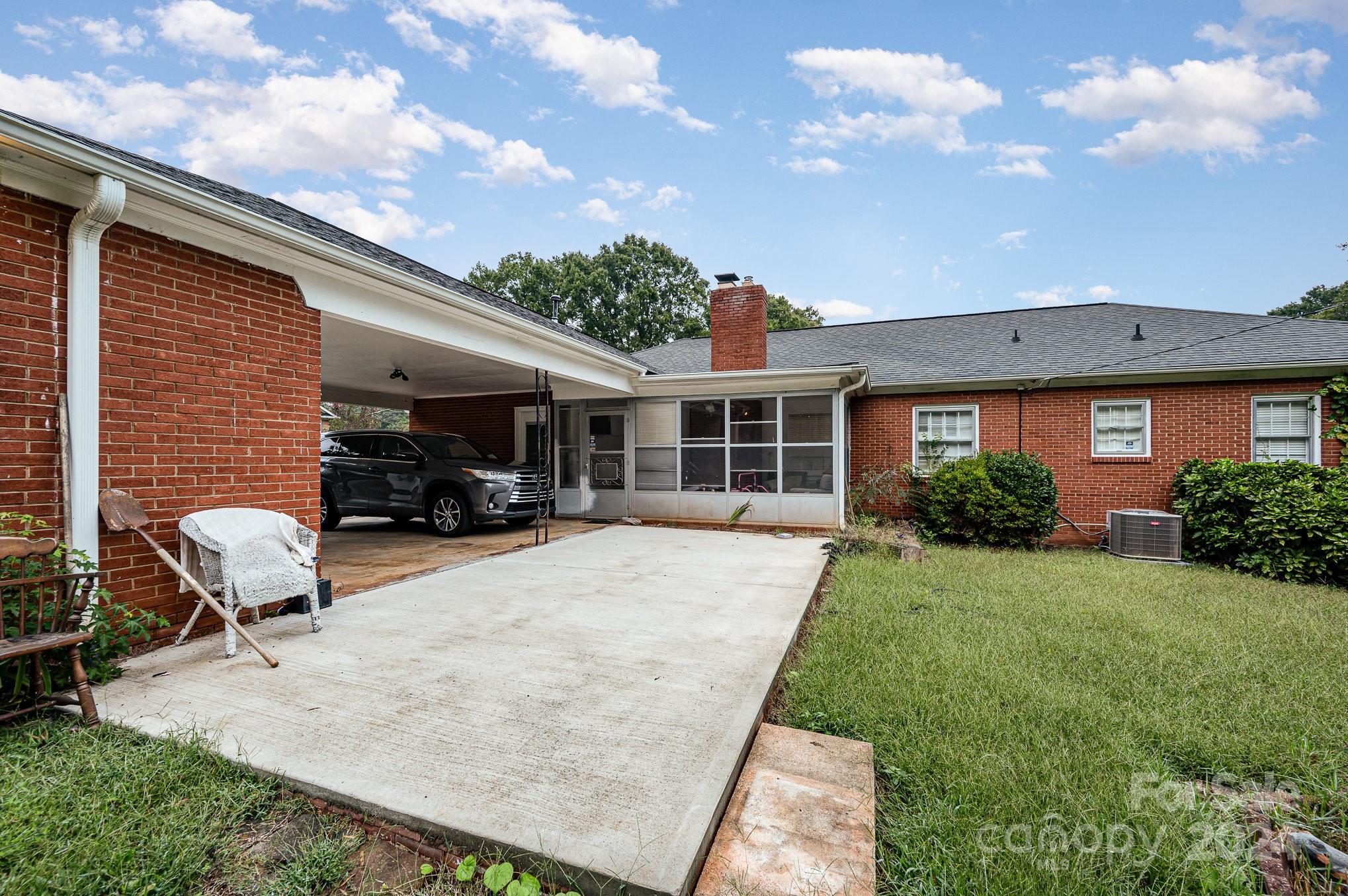 6121 Lake Forest Road E