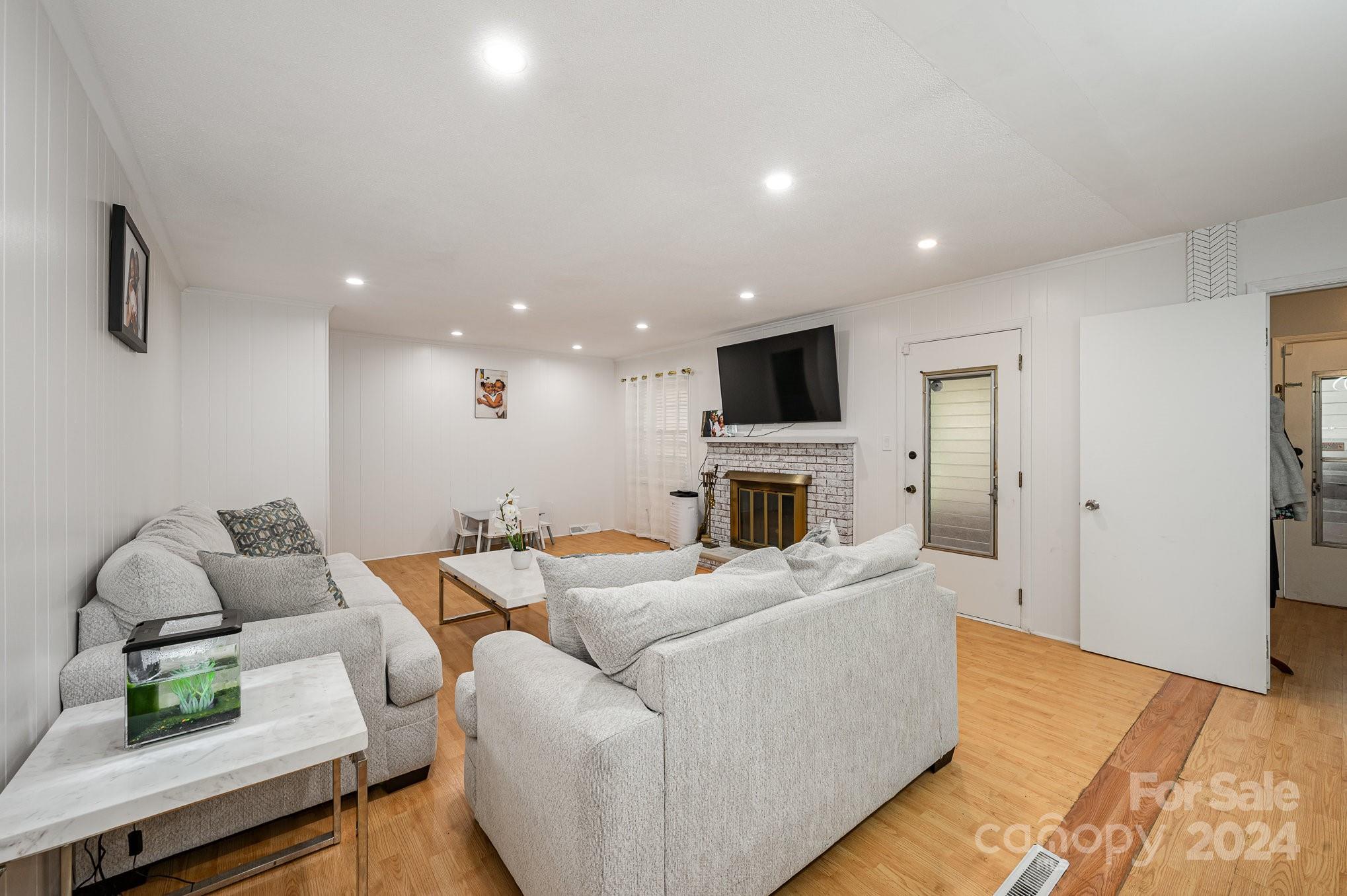 6121 Lake Forest Road E