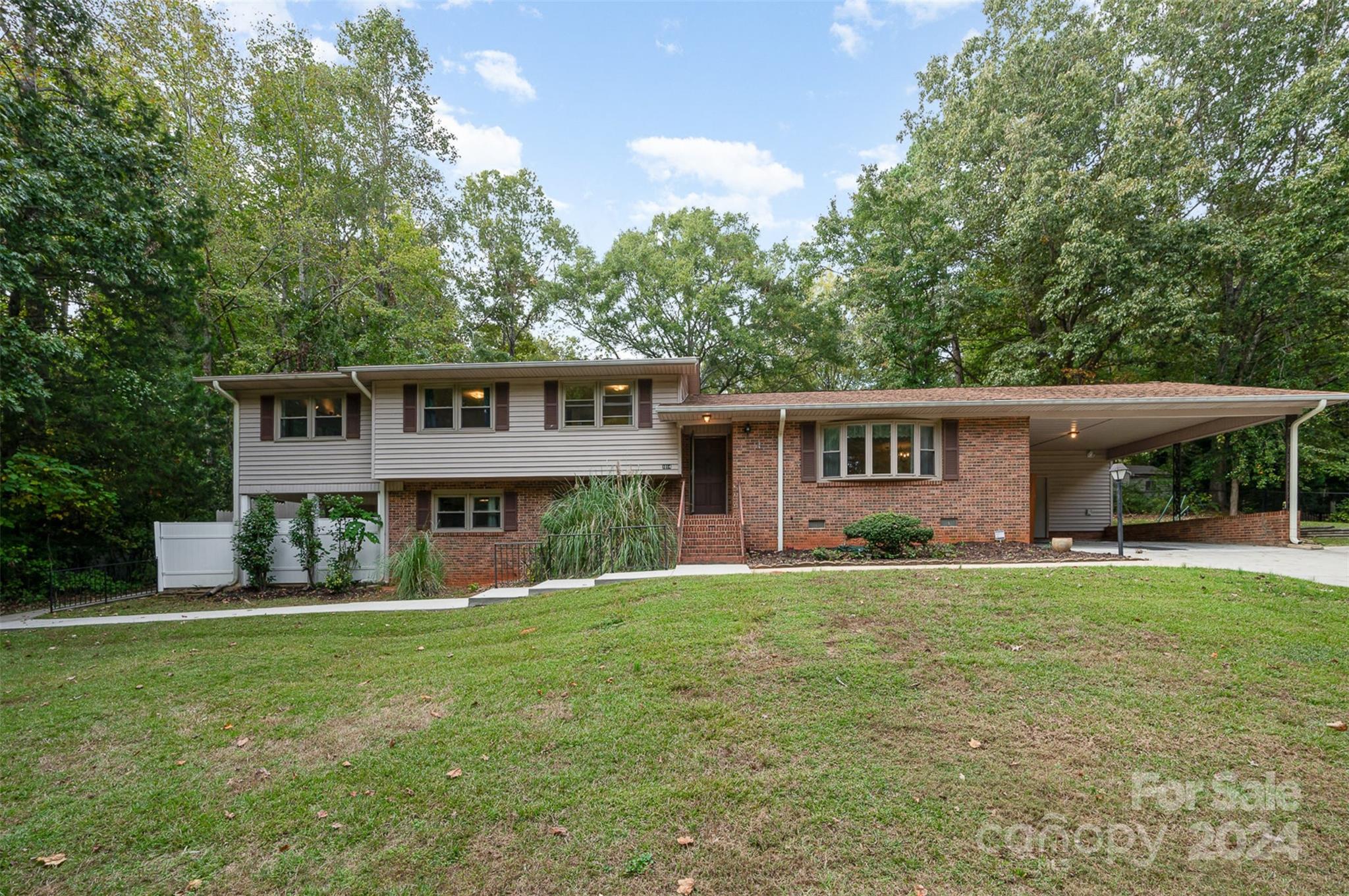 1014 E Meadow Drive