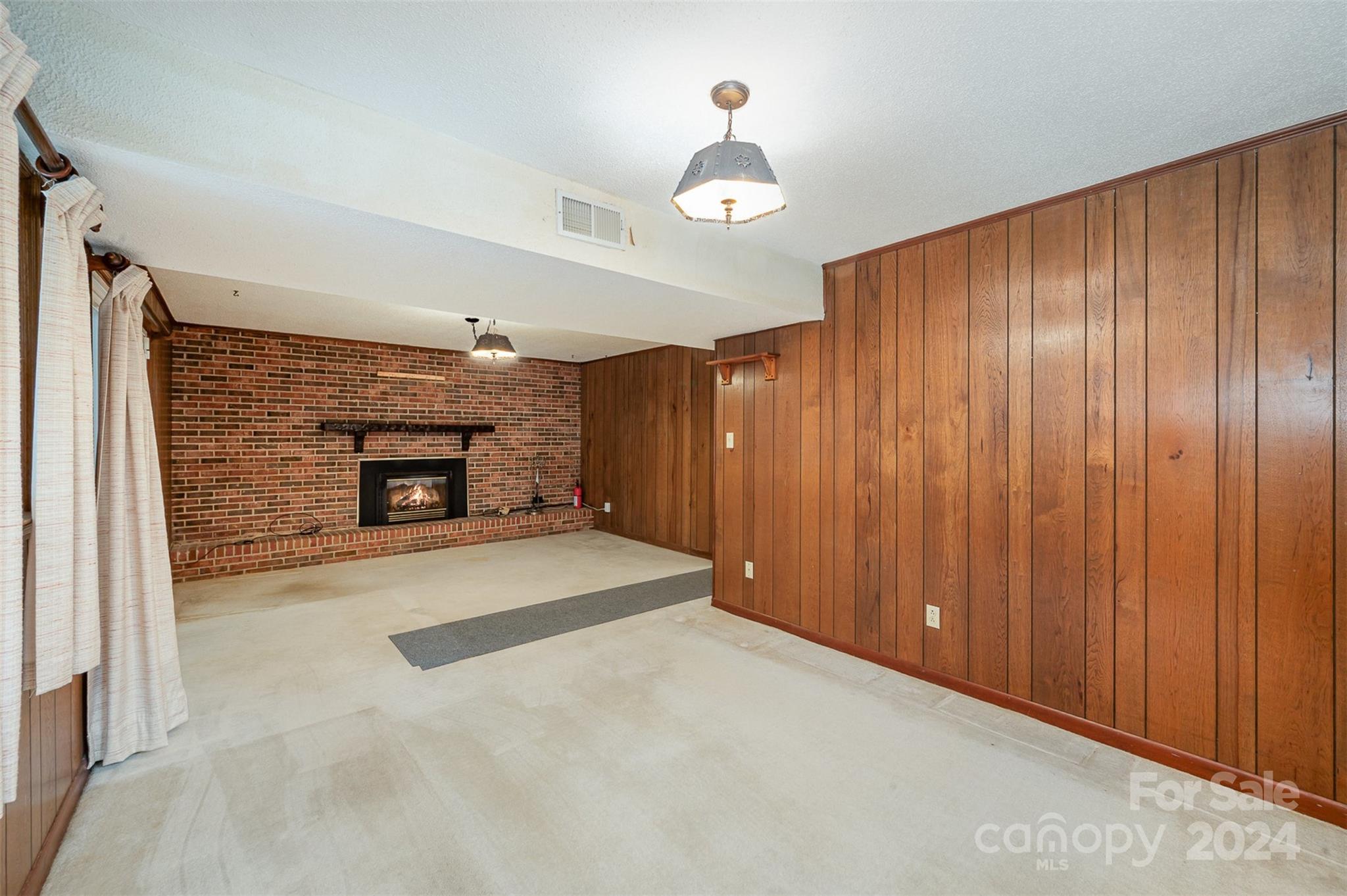 1014 E Meadow Drive