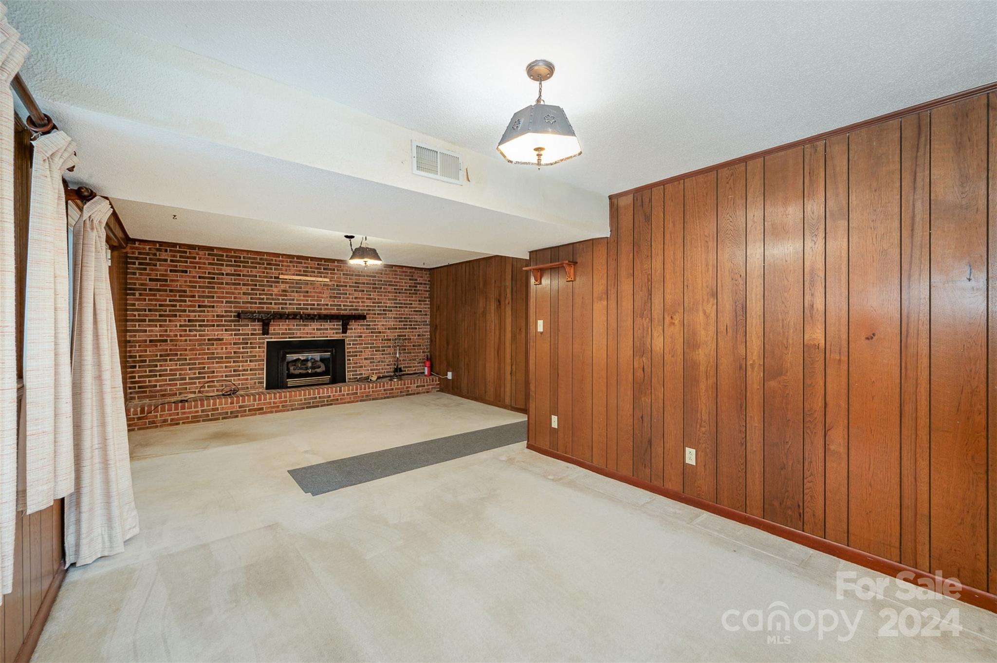 1014 E Meadow Drive