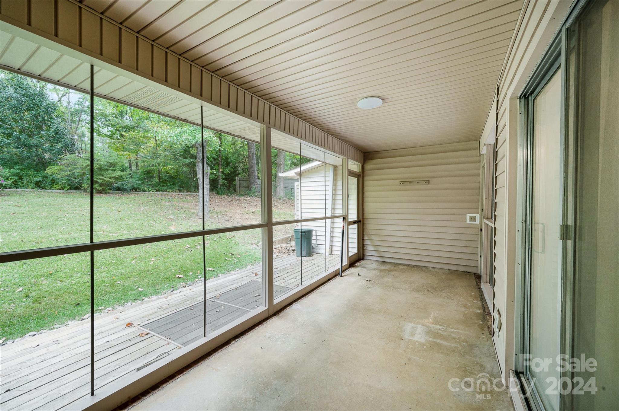 1014 E Meadow Drive