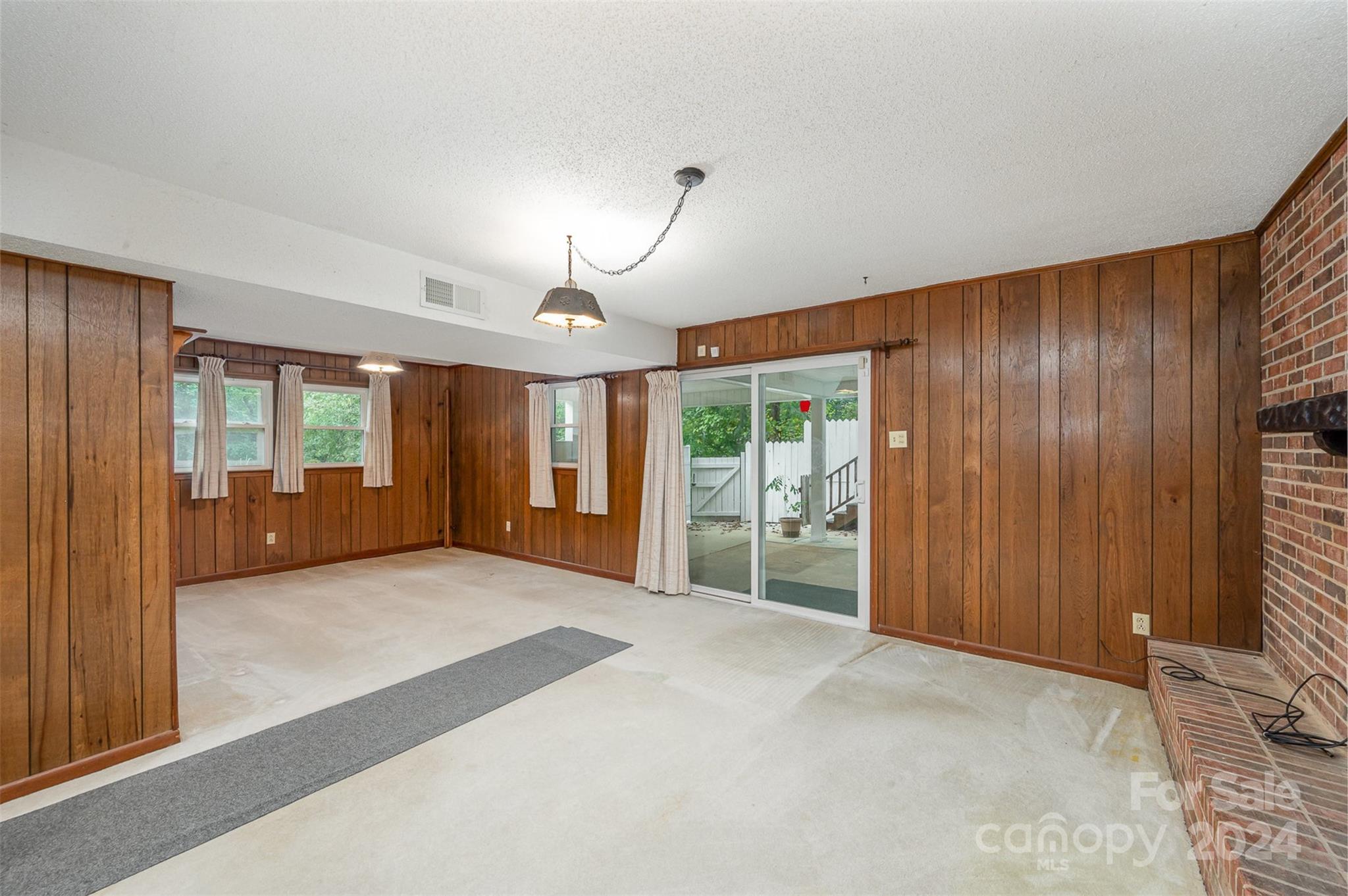 1014 E Meadow Drive