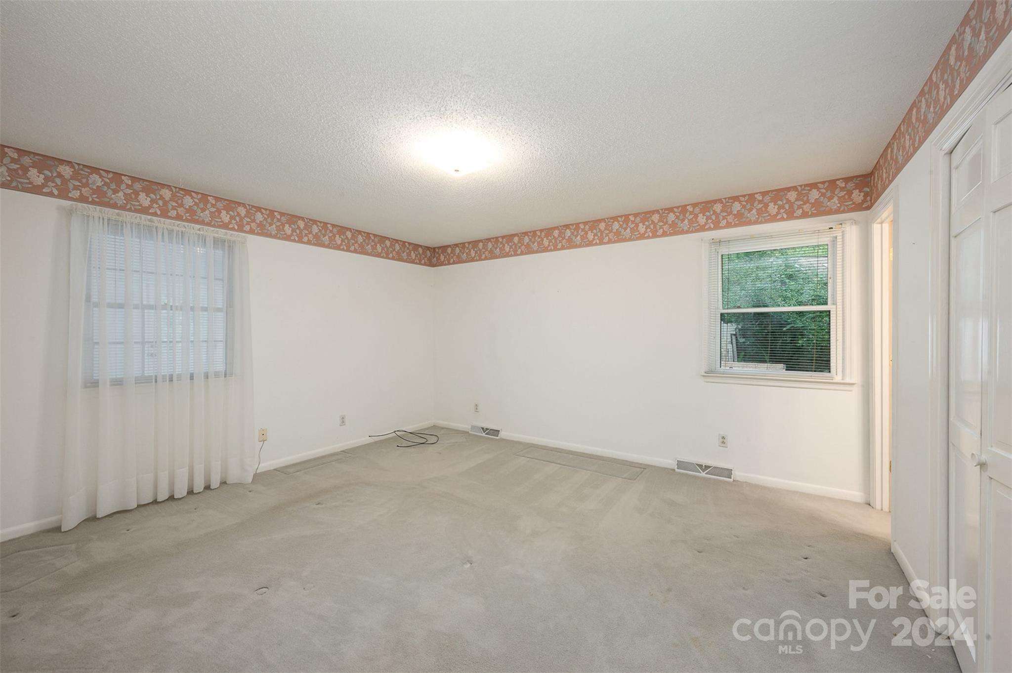 1014 E Meadow Drive