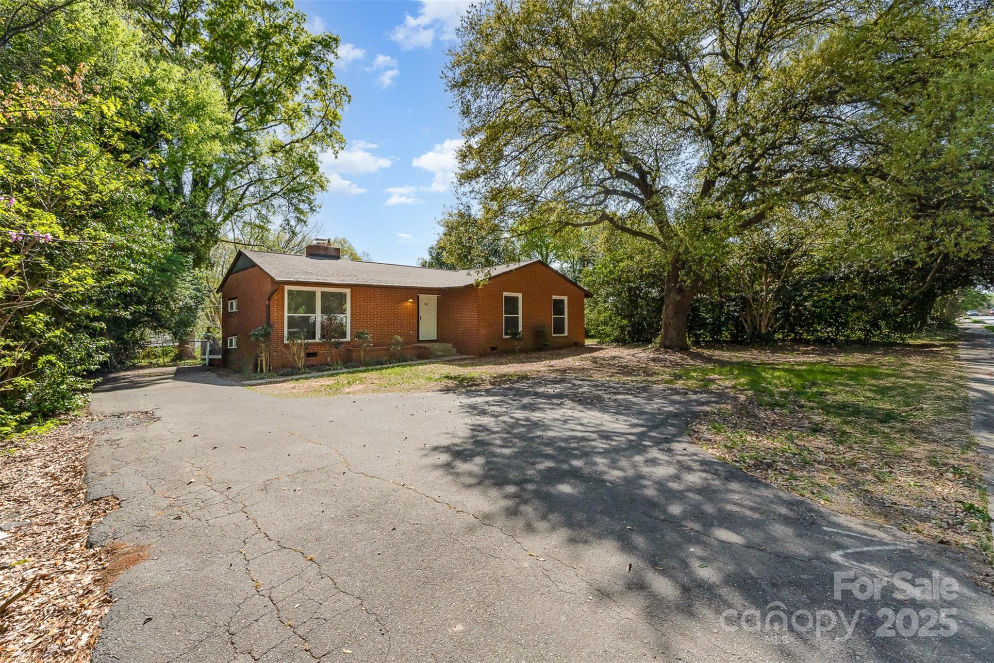 900 E Woodlawn Road