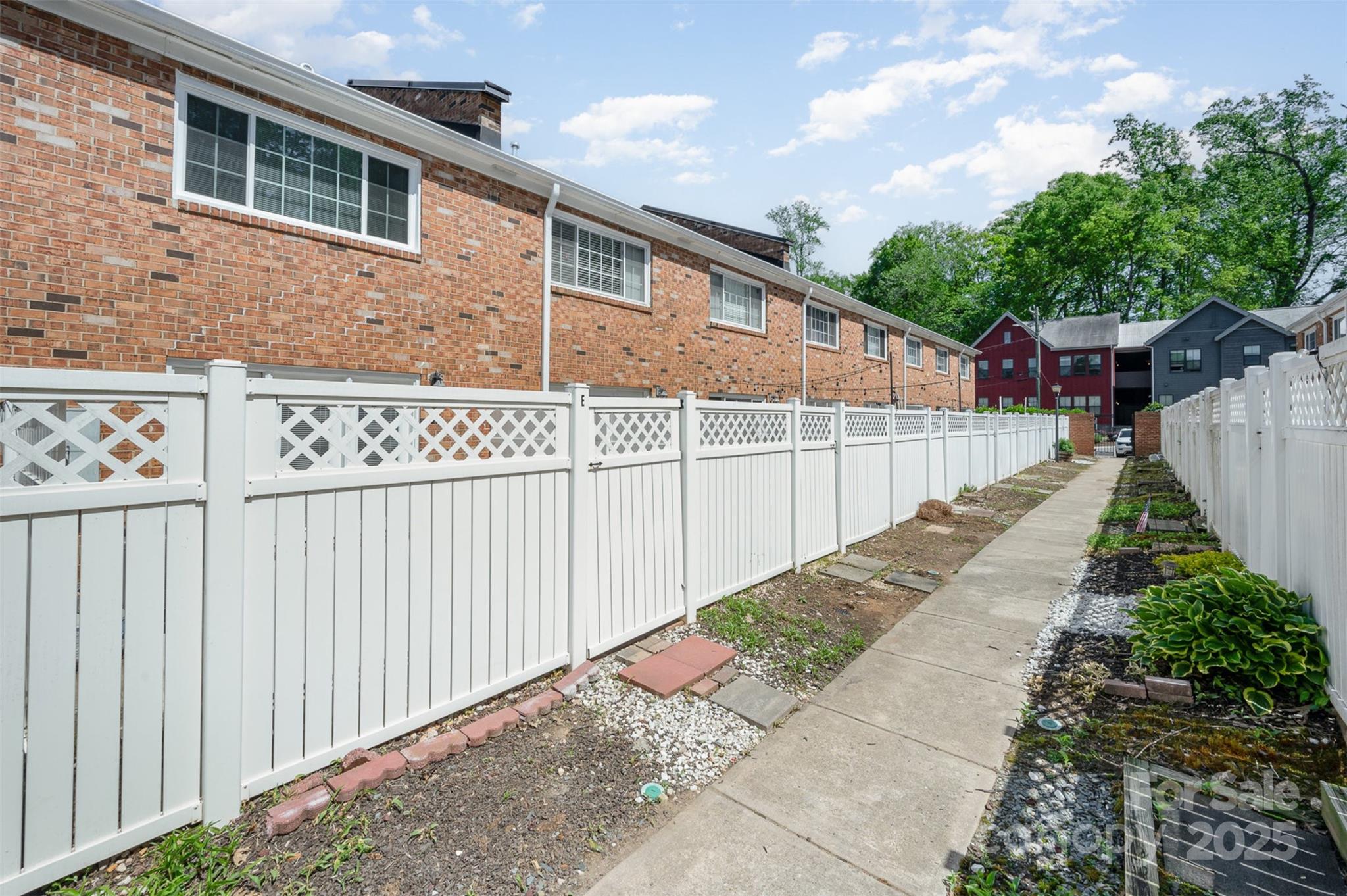 1218 Green Oaks Lane