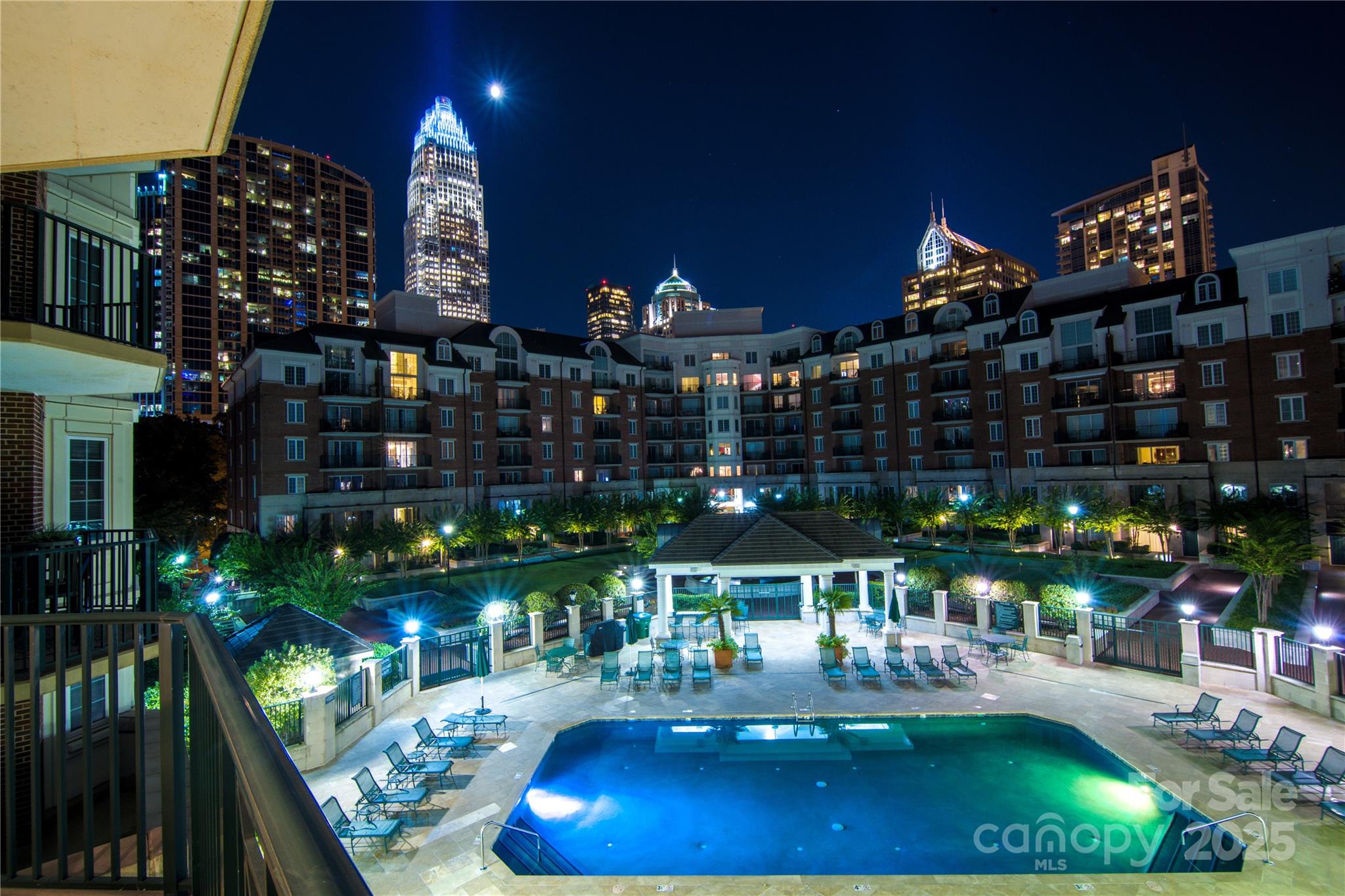 300 W 5th Street Unit: 723