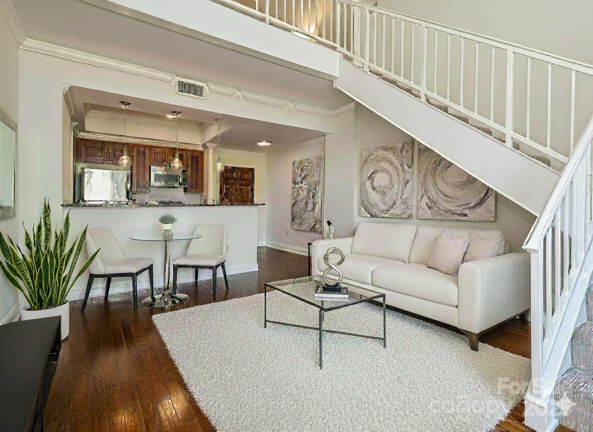 300 W 5th Street Unit: 723