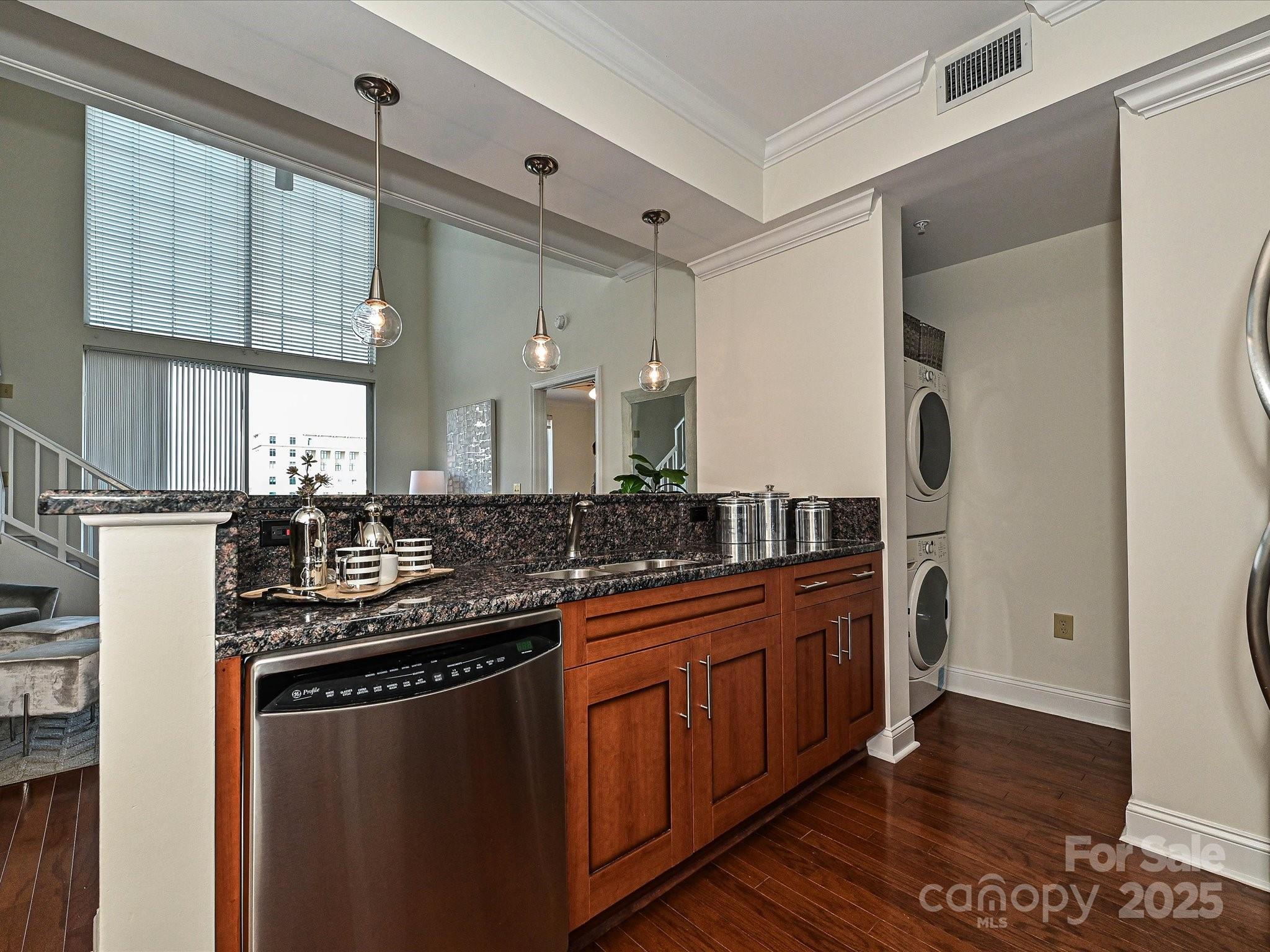 300 W 5th Street Unit: 723
