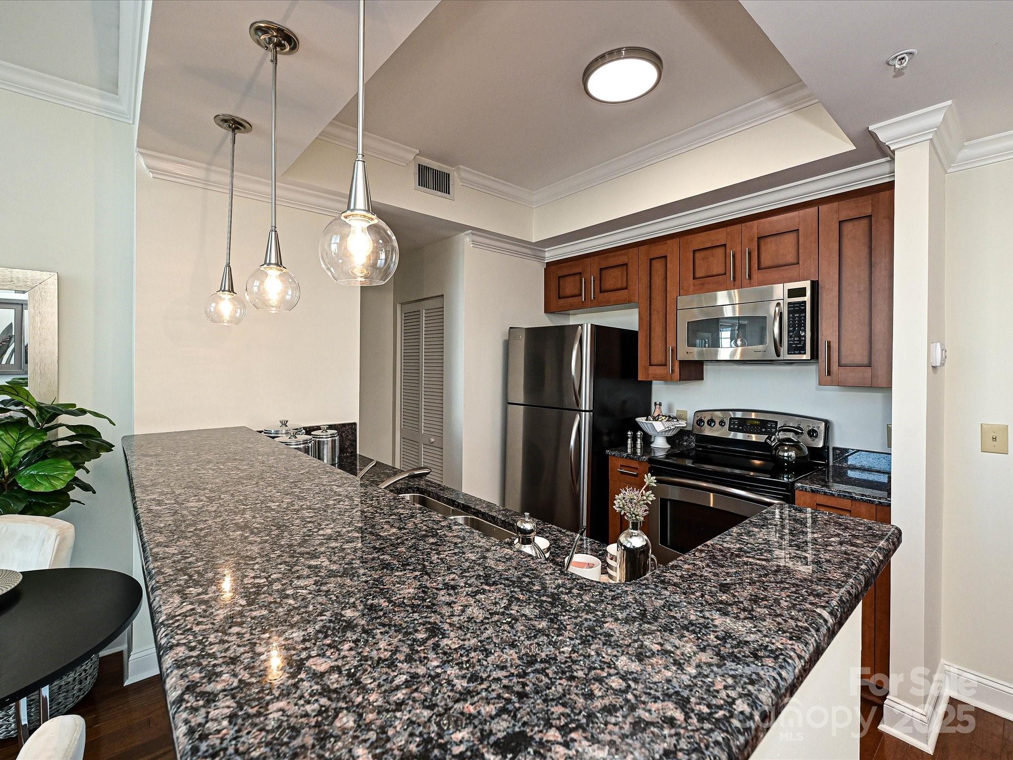 300 W 5th Street Unit: 723