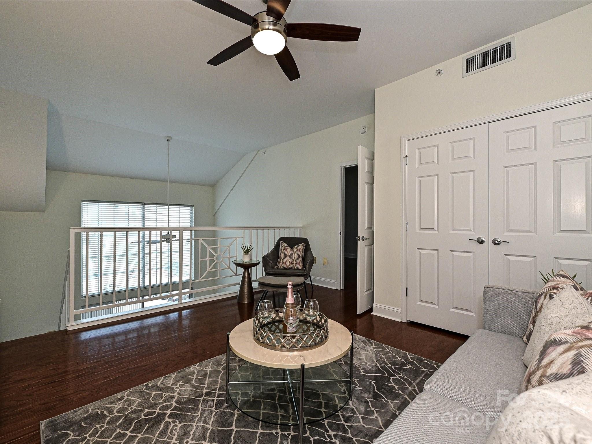 300 W 5th Street Unit: 723