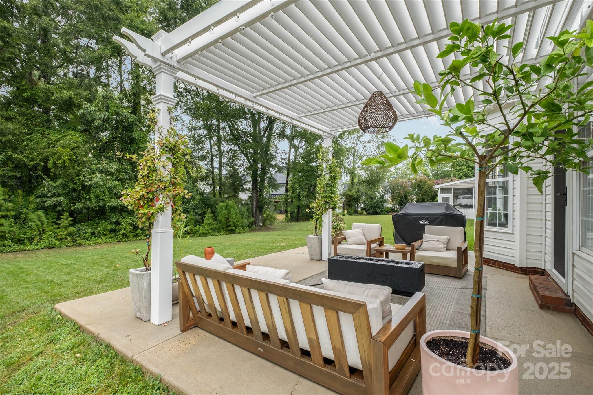 2435 Alaqua Court