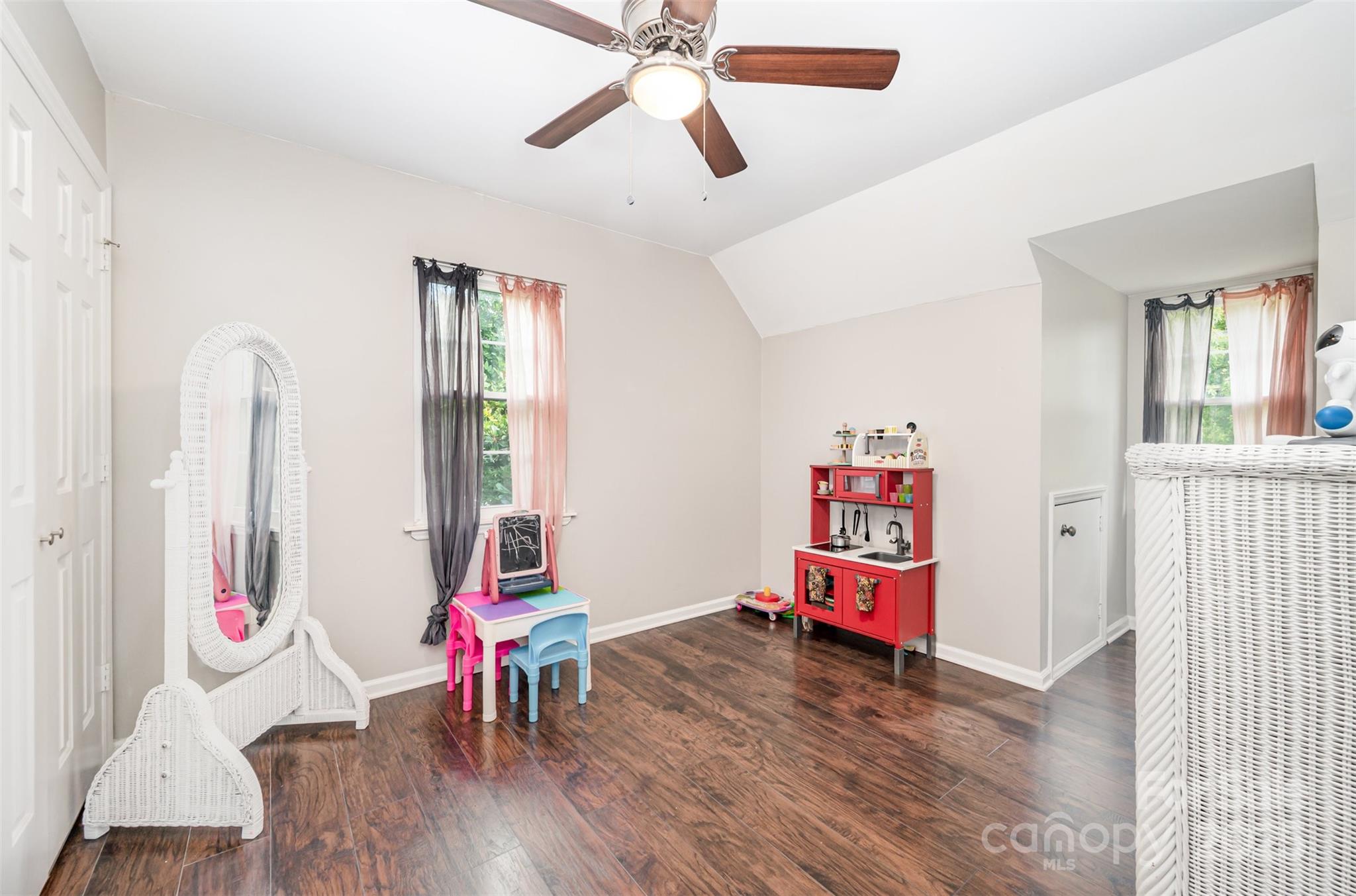 2424 Castlecomer Drive