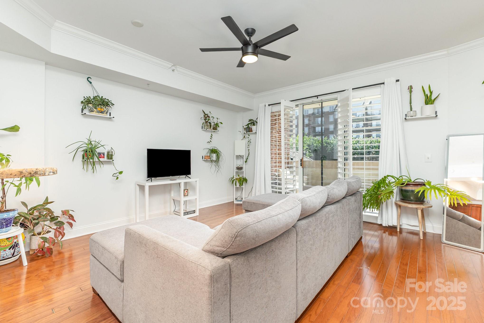 300 W 5th Street Unit: 250