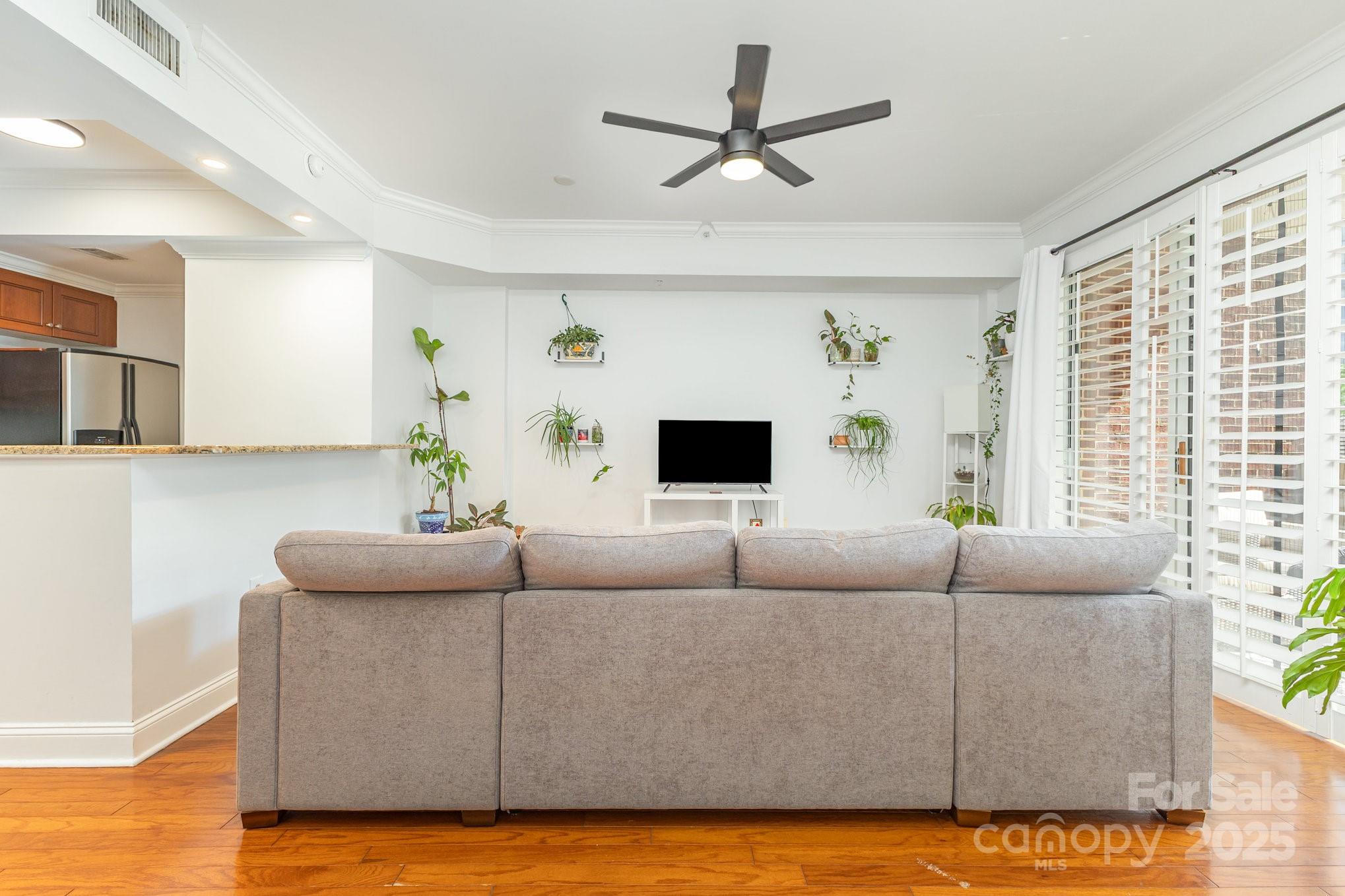 300 W 5th Street Unit: 250