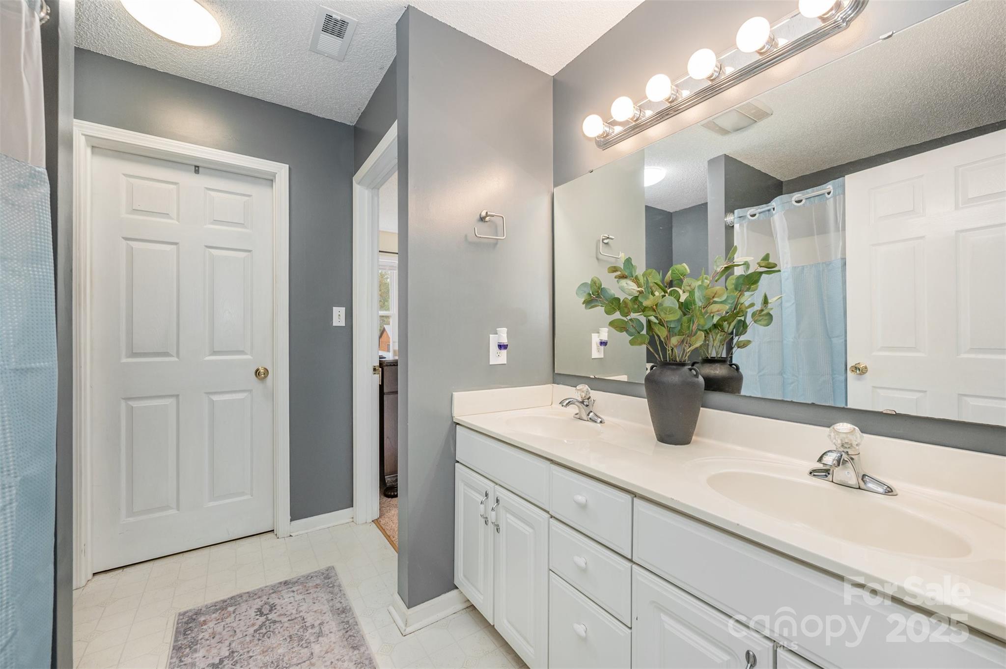 1008 Oak Trail Circle