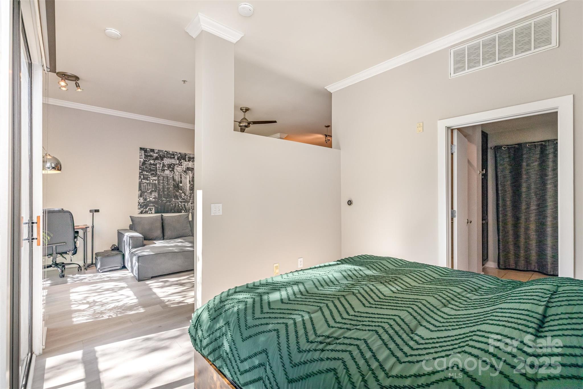 525 E 6th Street Unit: 212