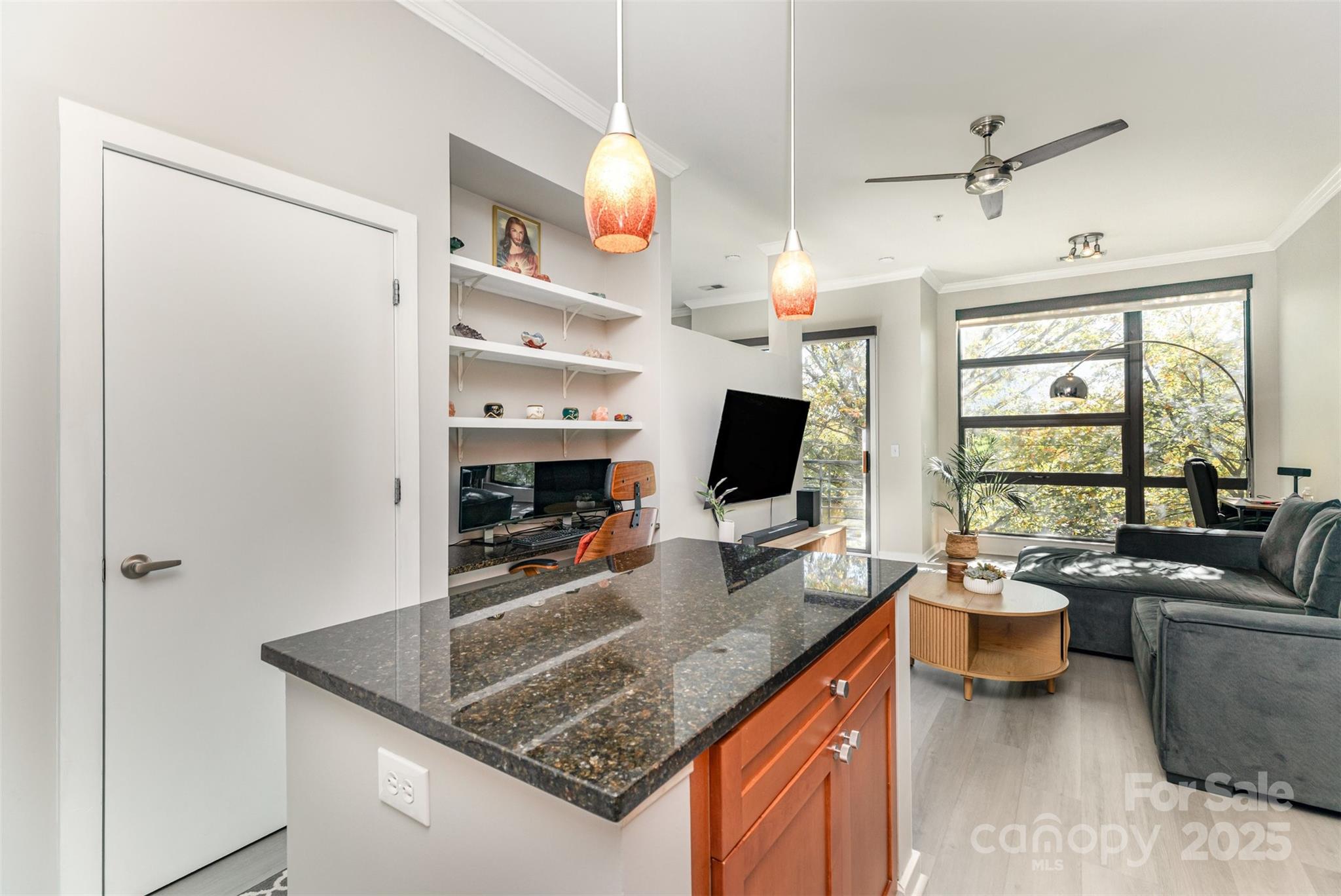 525 E 6th Street Unit: 212