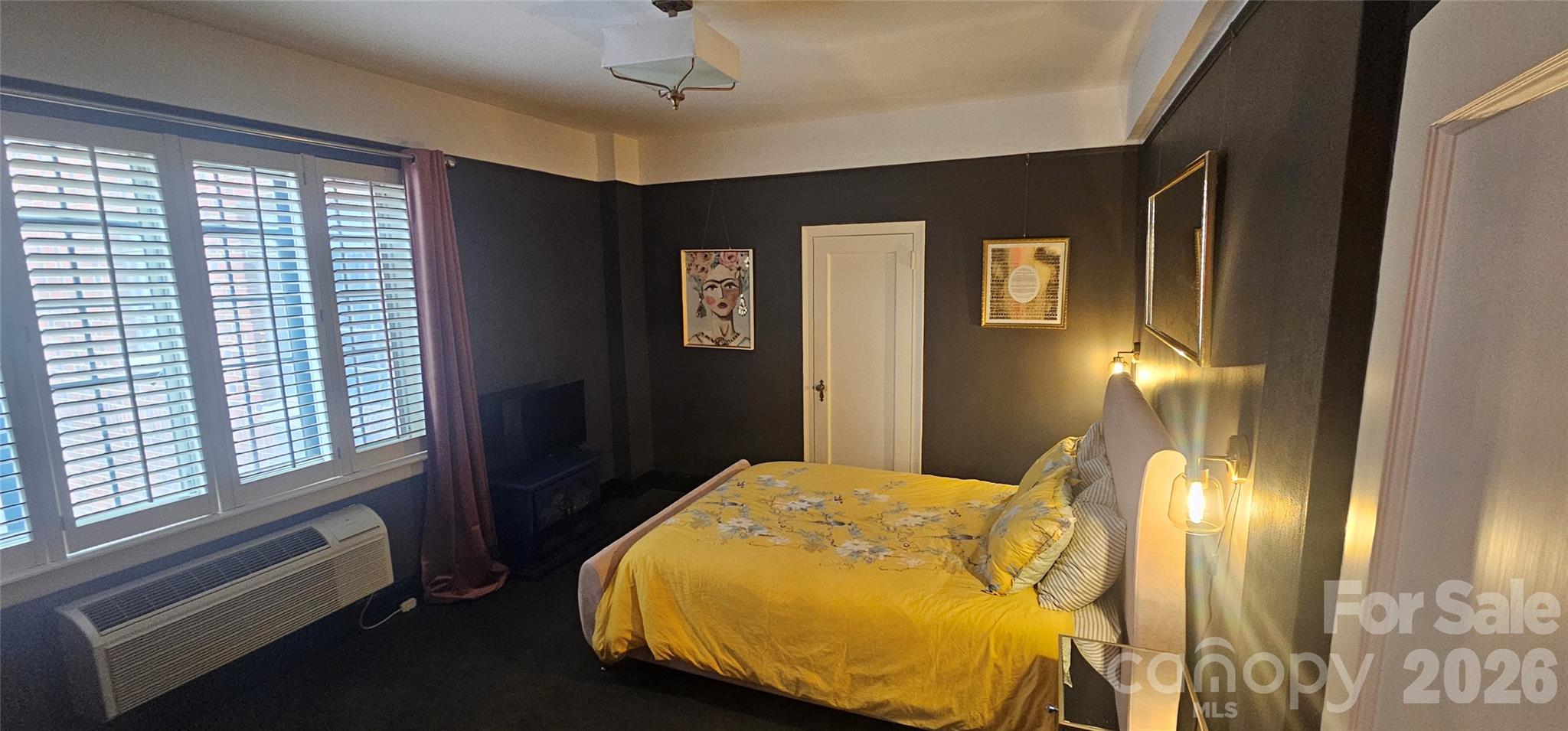 301 W 10th Street W Unit: 206