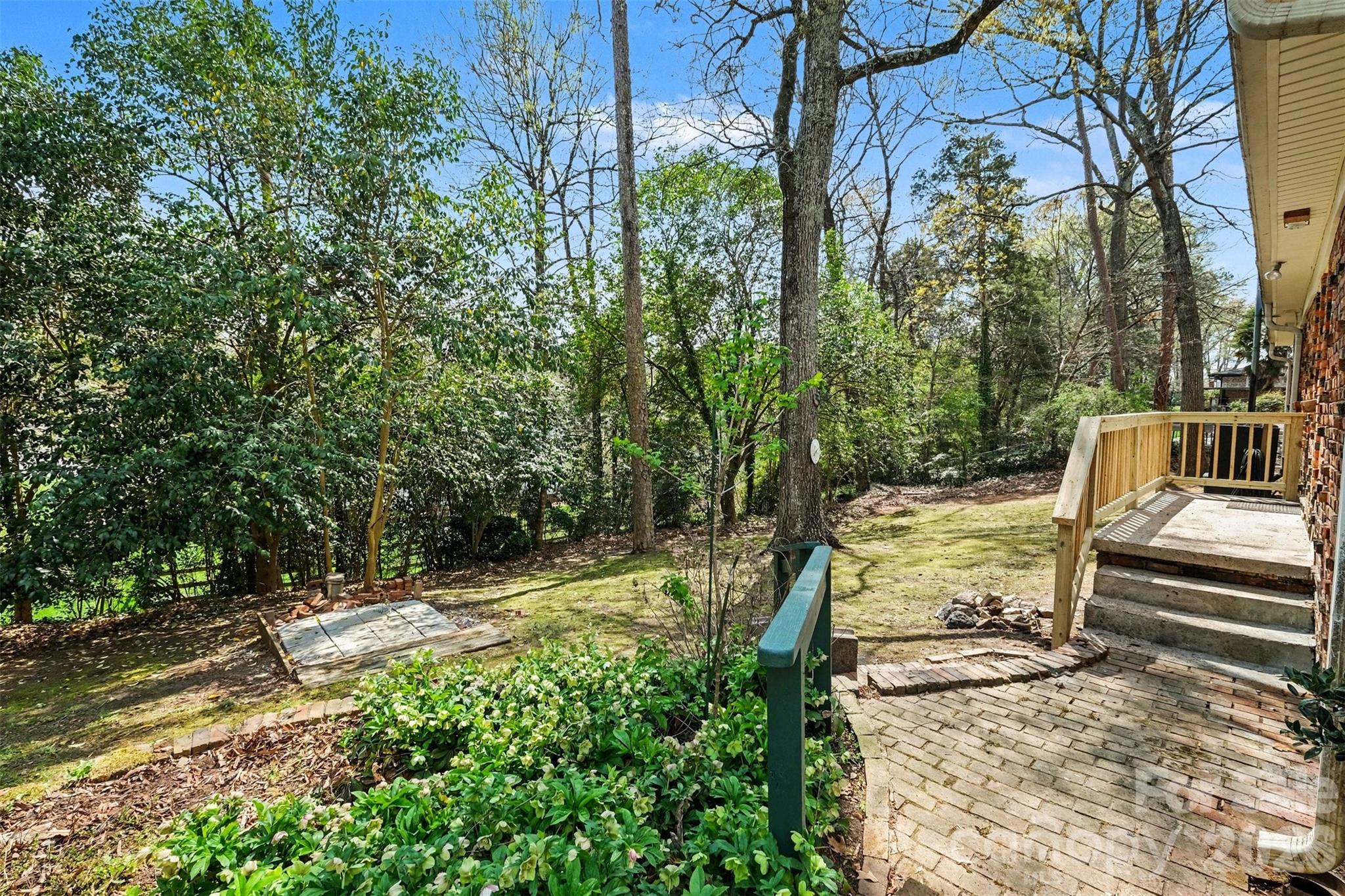 370 Summit Court SE
