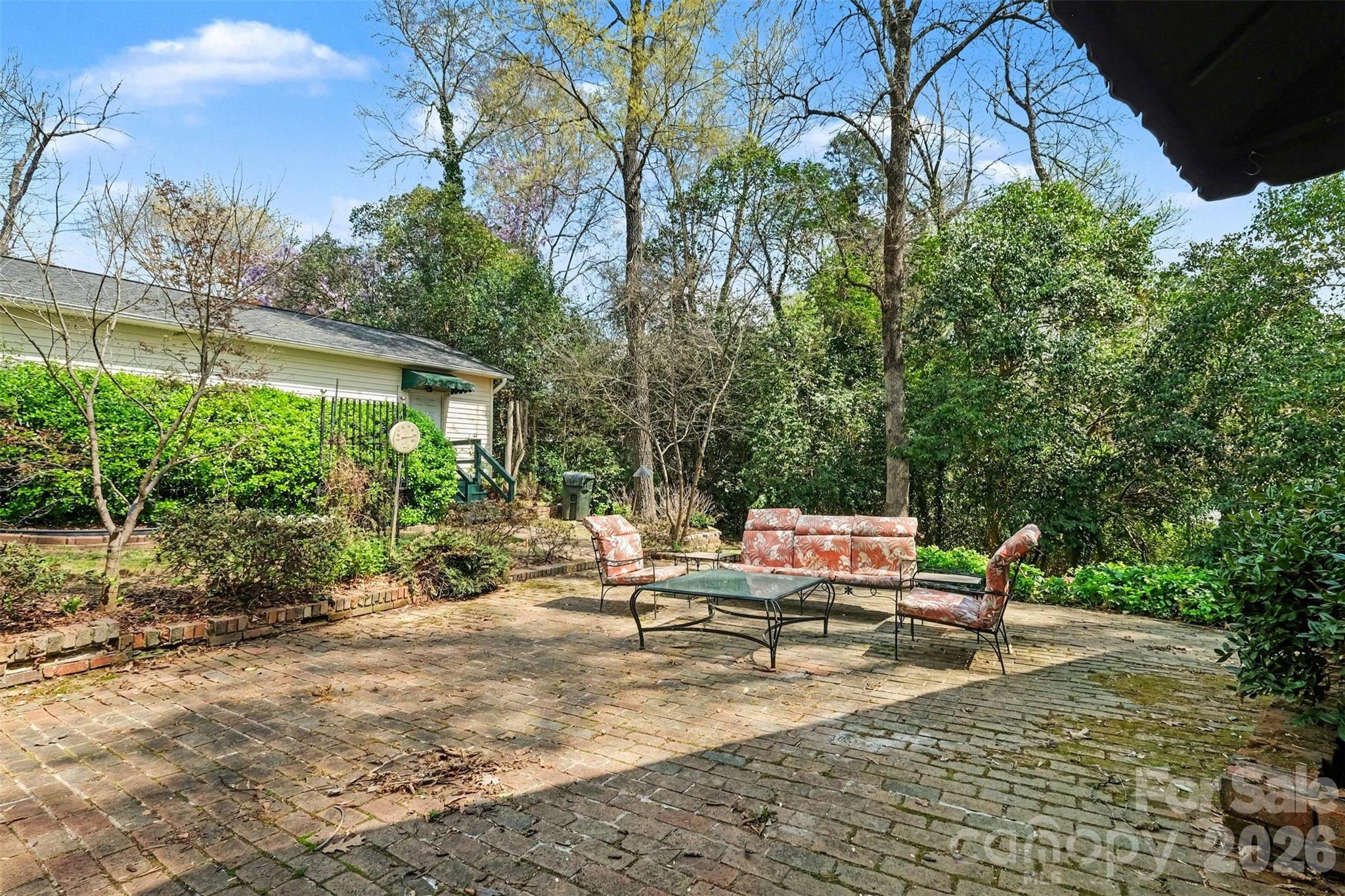 370 Summit Court SE