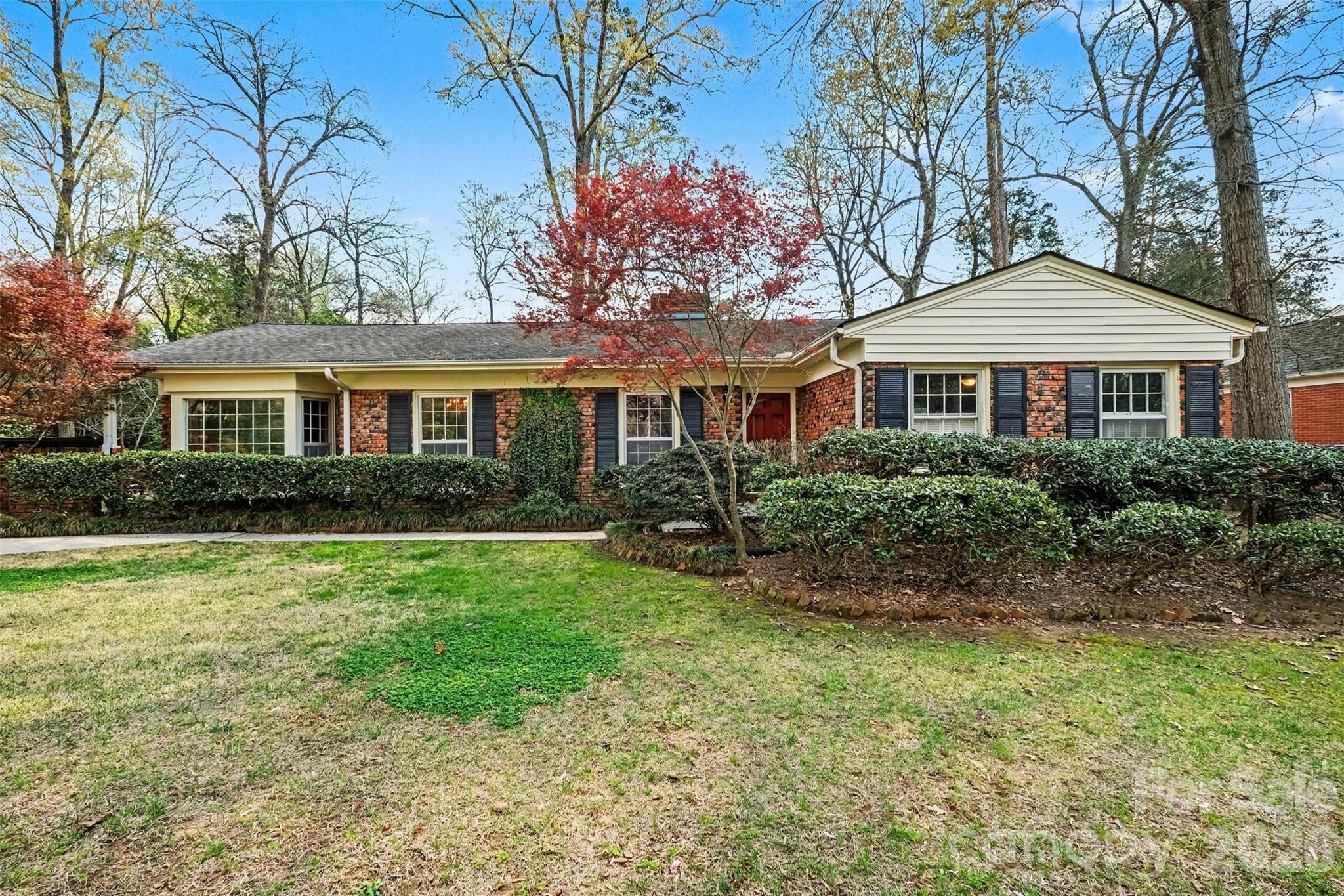 370 Summit Court SE